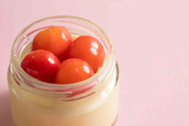 1つのプリンになんと・・・贅沢に4つもさくらんぼをギュッと閉じ込めました