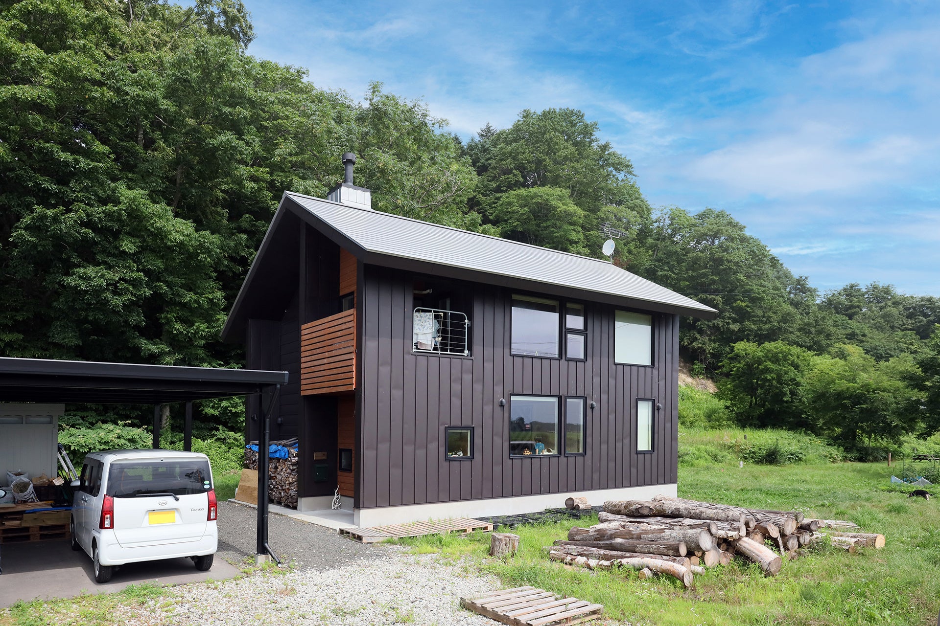 当別田園住宅の事例。高断熱・高気密な住宅に薪ストーブを採用。広い敷地でヤギを放し飼いにし、本格的な菜園を楽しんでいる