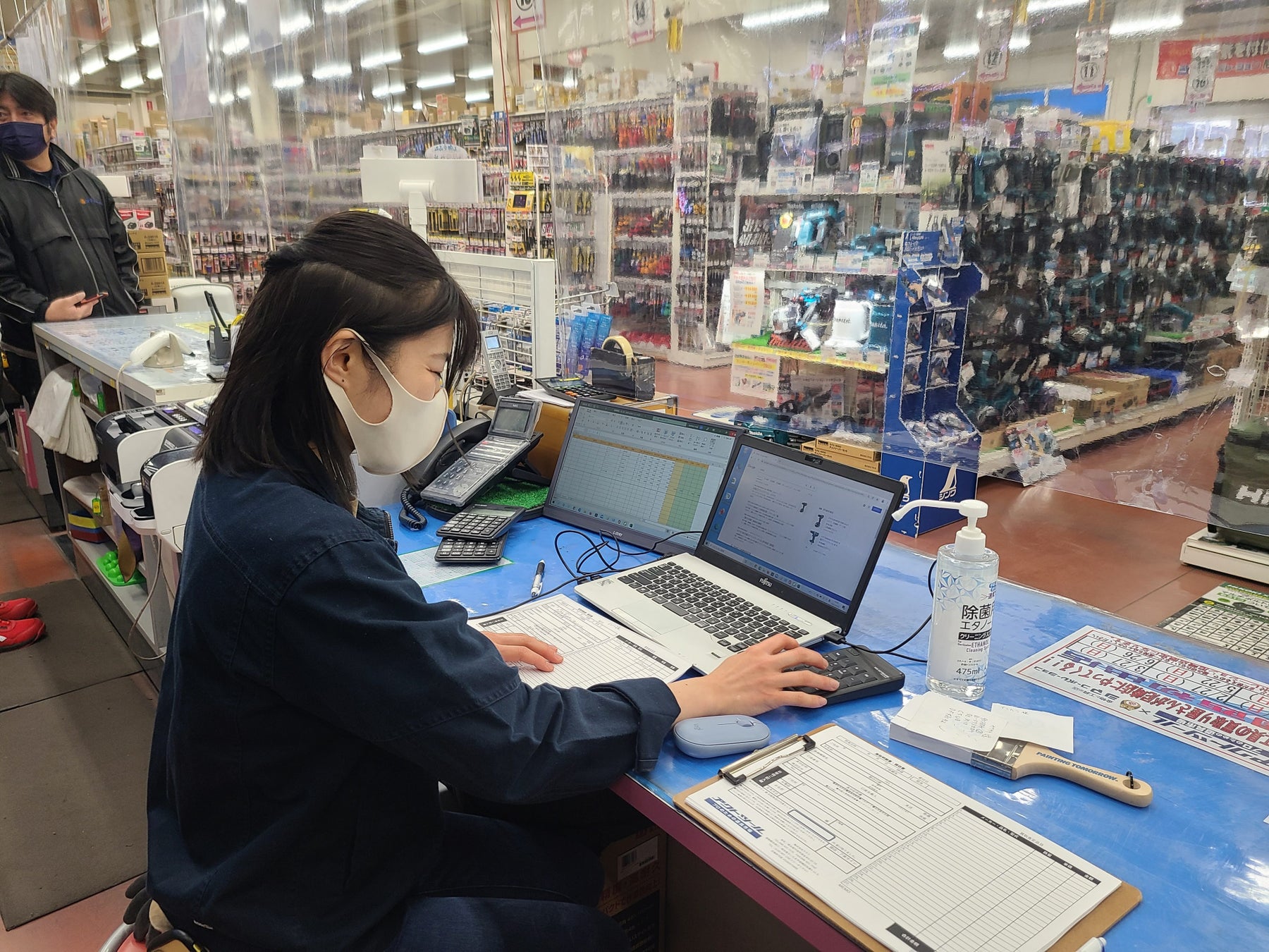 工具買取の専門スタッフが査定を行う