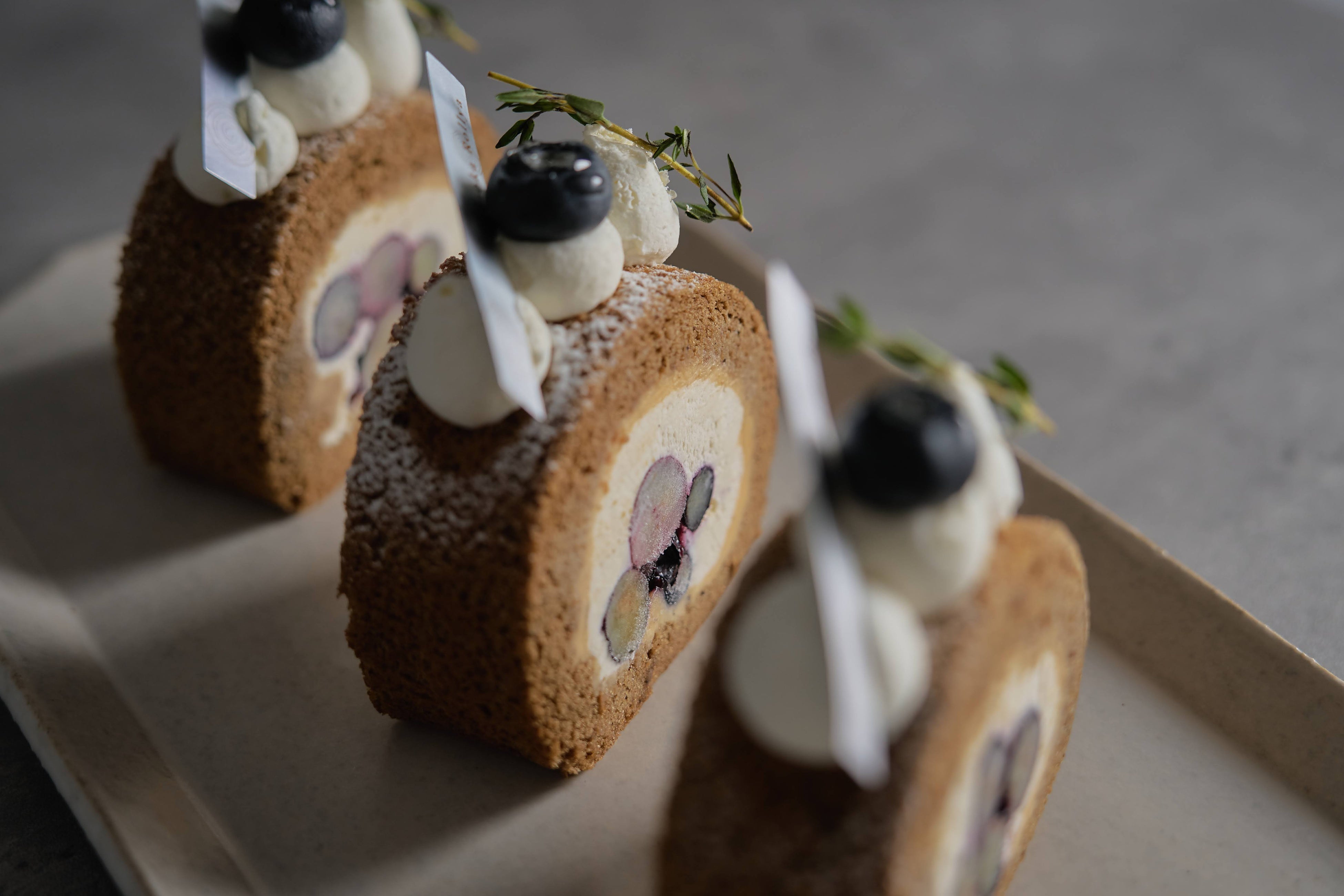 ブルーベリーと紅茶のロールケーキ