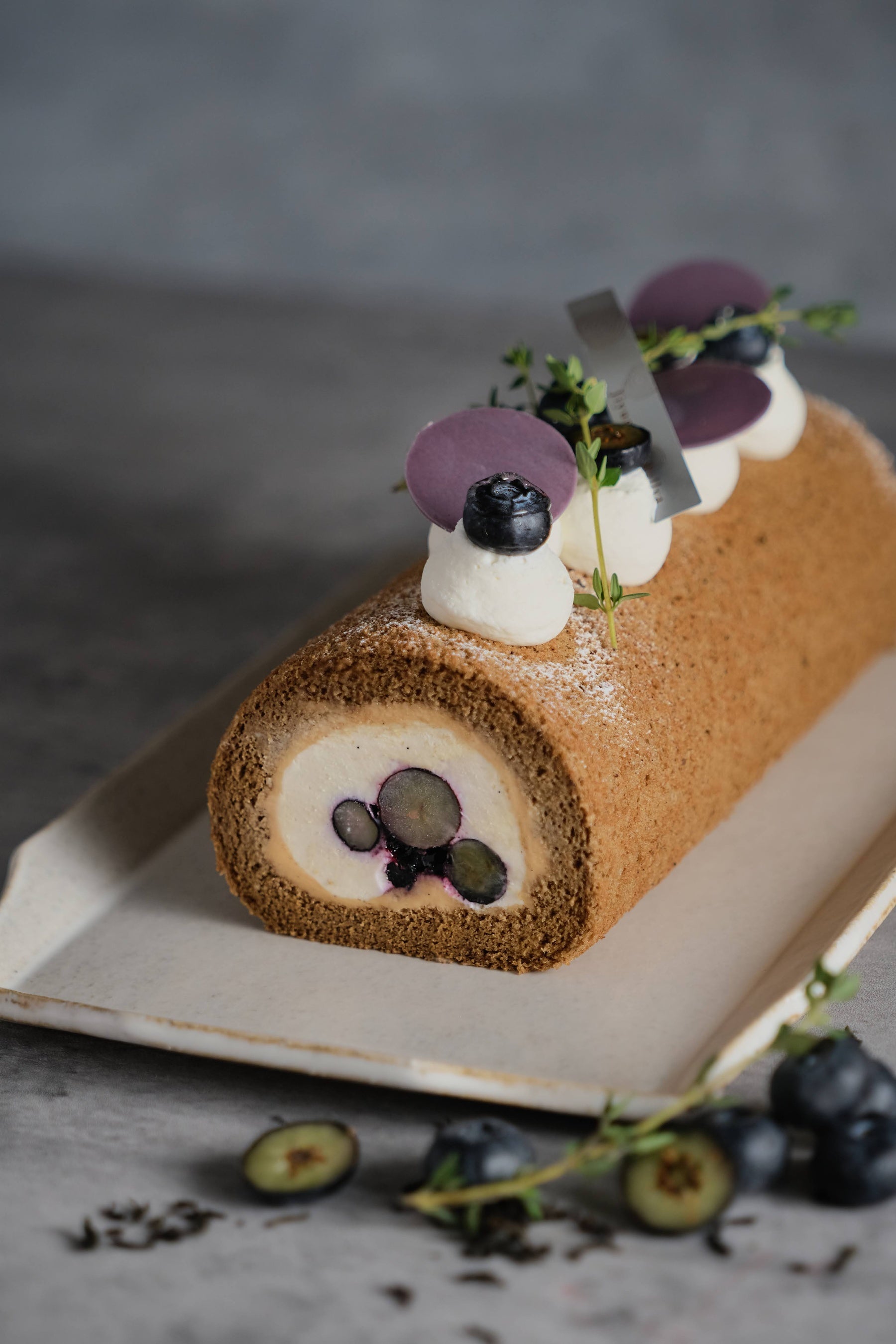 ブルーベリーと紅茶のロールケーキ