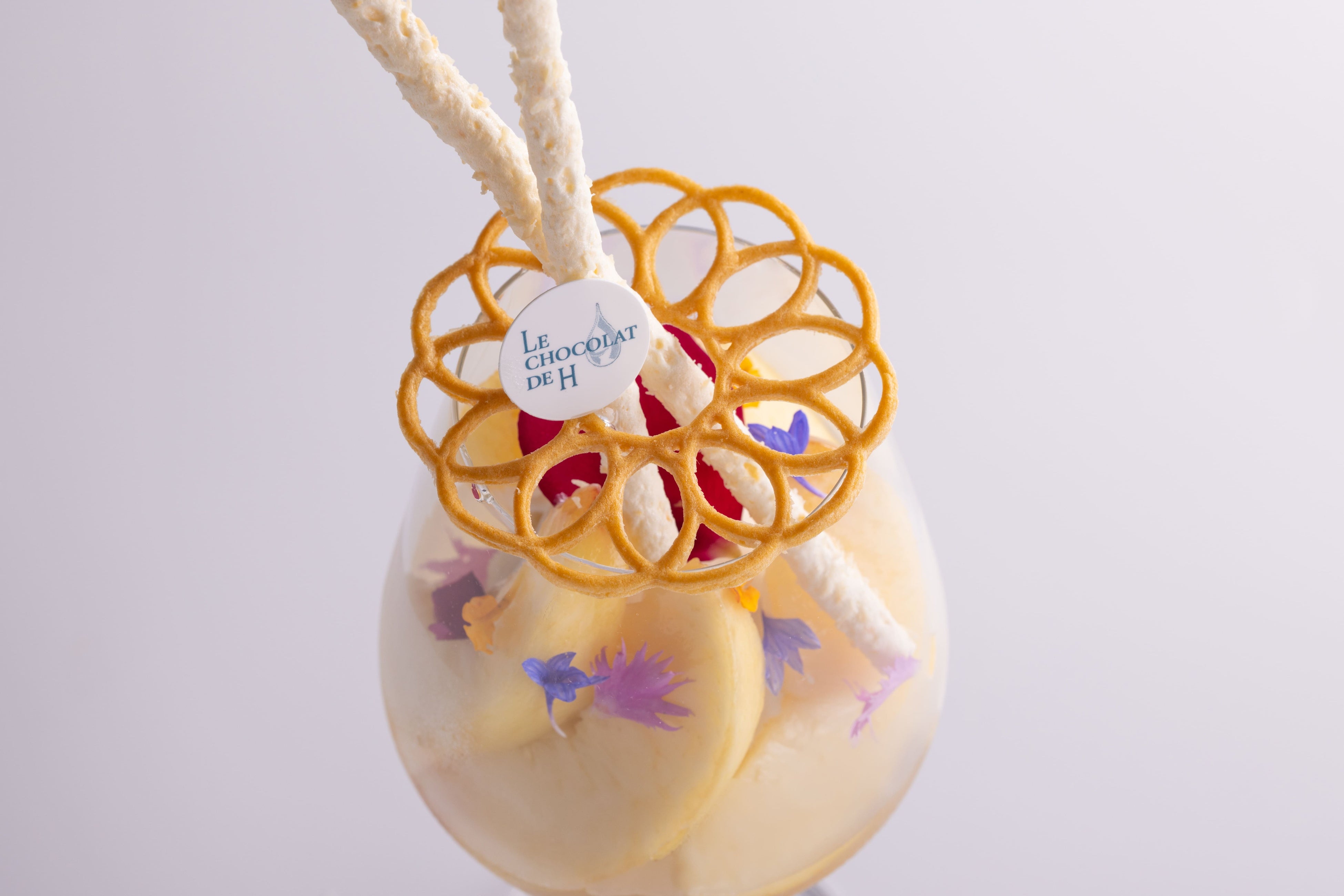 桃とサヴァランのパフェ