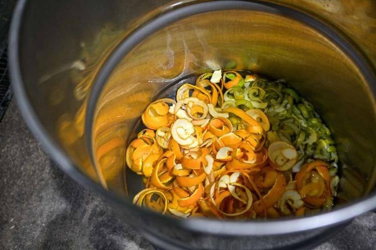 愛知で収穫された7 種類の柑橘 に6 種類のボタニカルを加えて蒸留したオレンジスピリッツ　　photo by chamoro