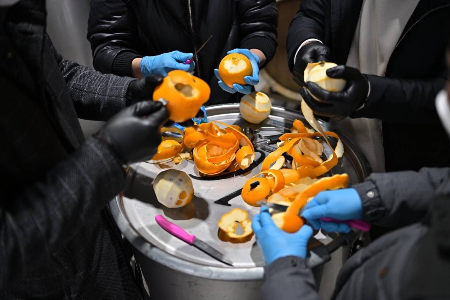 4人のシェフが柑橘の皮を1つずつ丁寧にむき、蒸留を手伝ったもの　　photo by chamoro