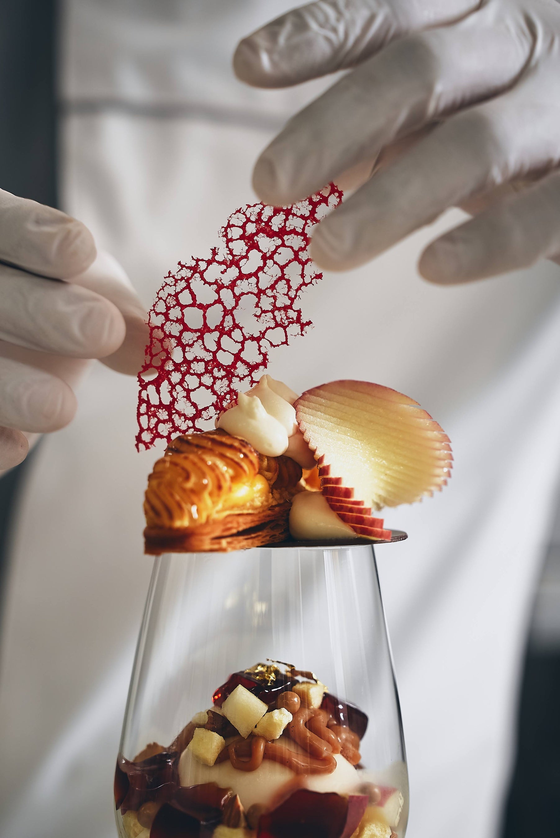 紅葉をイメージした塩味のある赤いチュイール