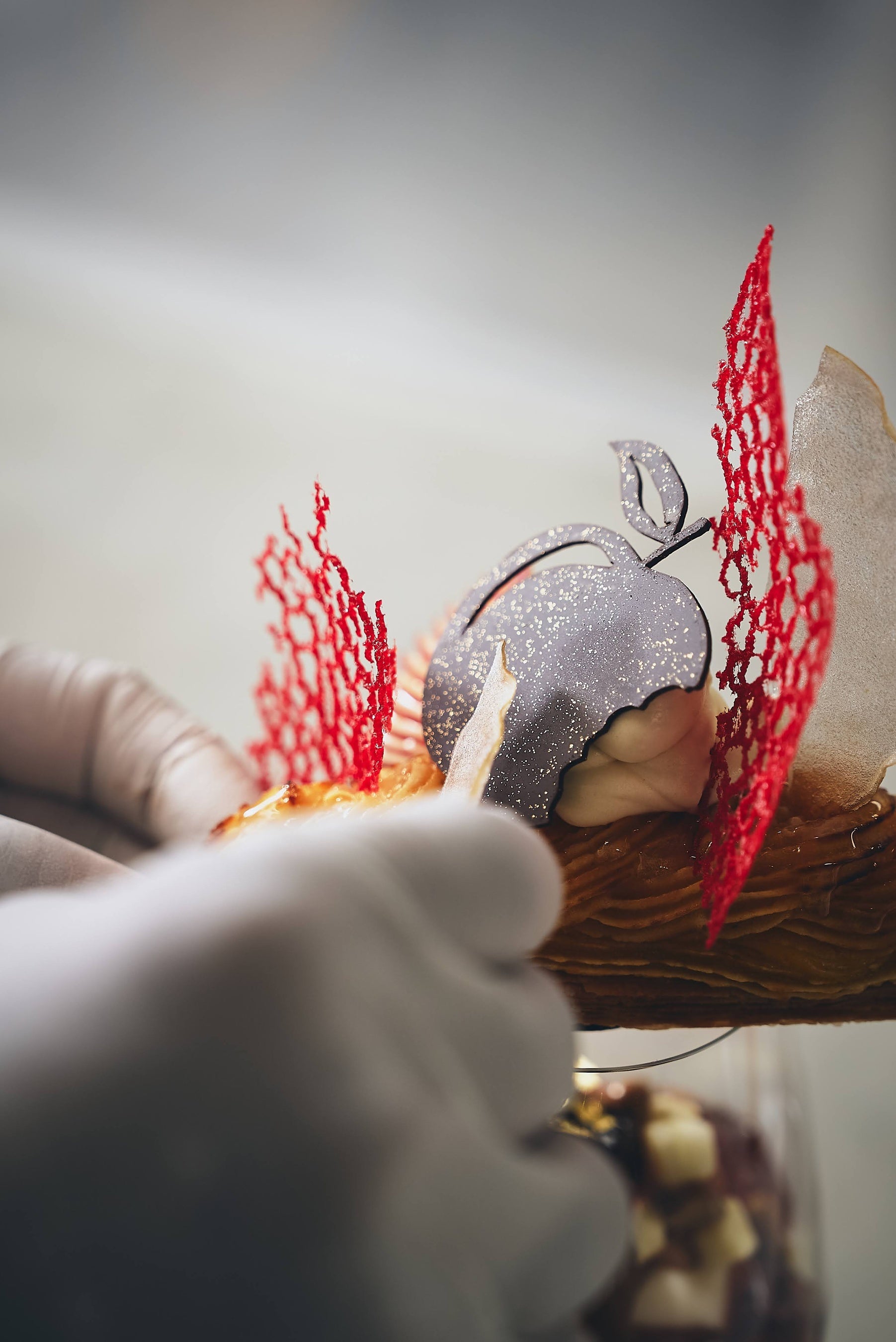 紅葉をイメージした塩味のある赤いチュイール