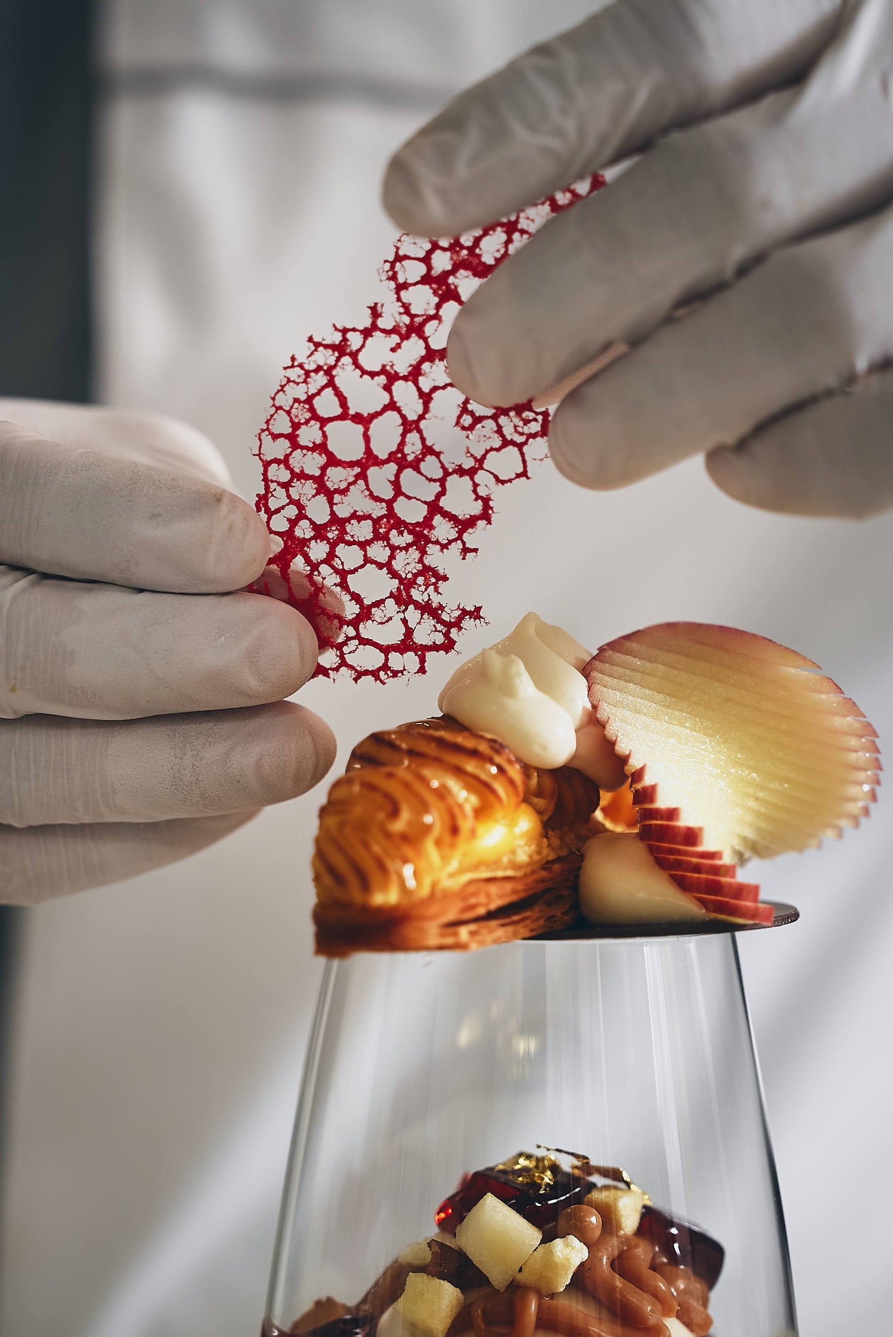 紅葉をイメージした塩味のある赤いチュイール