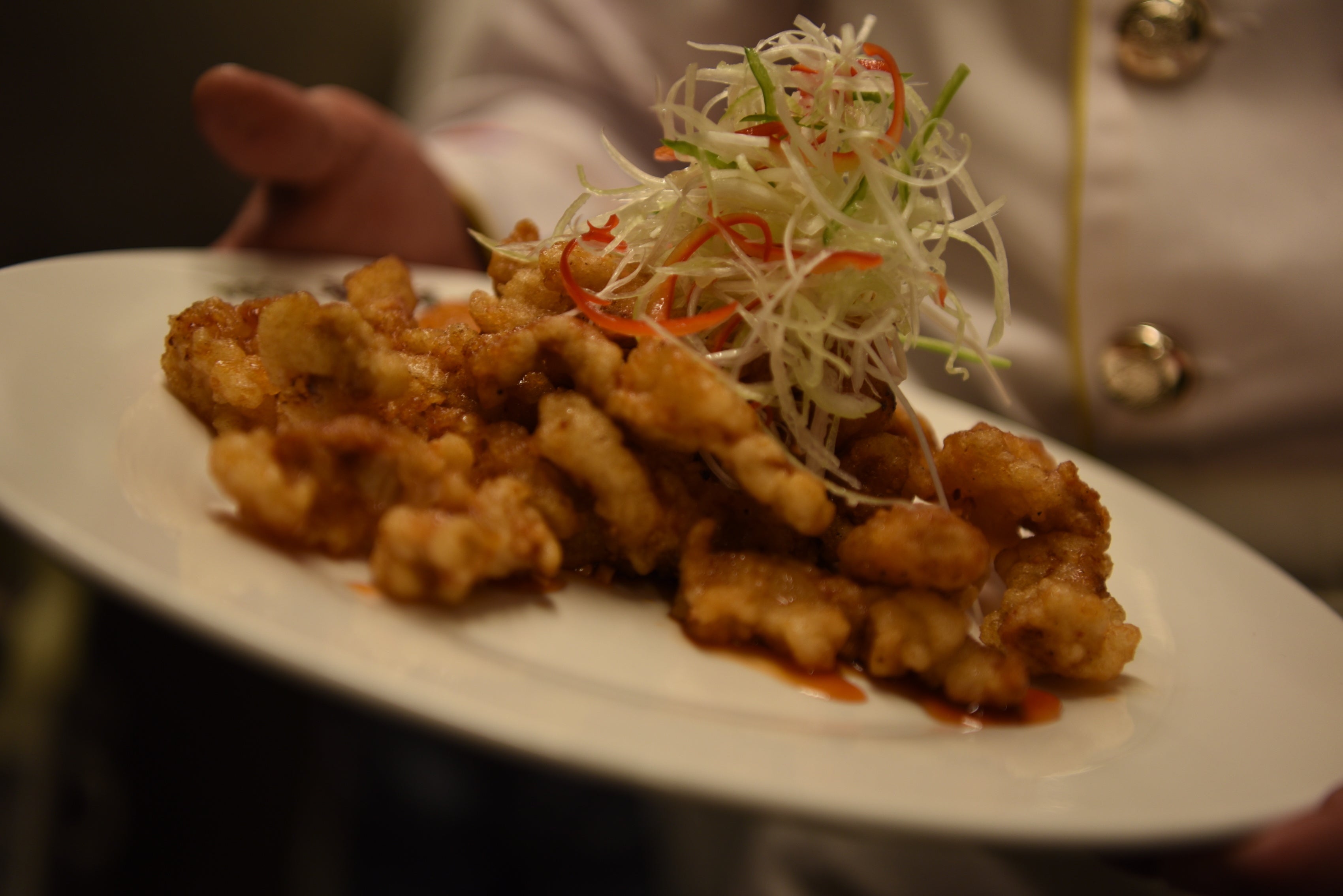 グルメイベント「日本における遼寧の味　-- 遼寧料理を日本の中華レストランへ」で登場した「鍋包肉（揚げ豚肉の甘酢ソースかけ）」（2022年11月23日撮影）。(c)AFPBB News