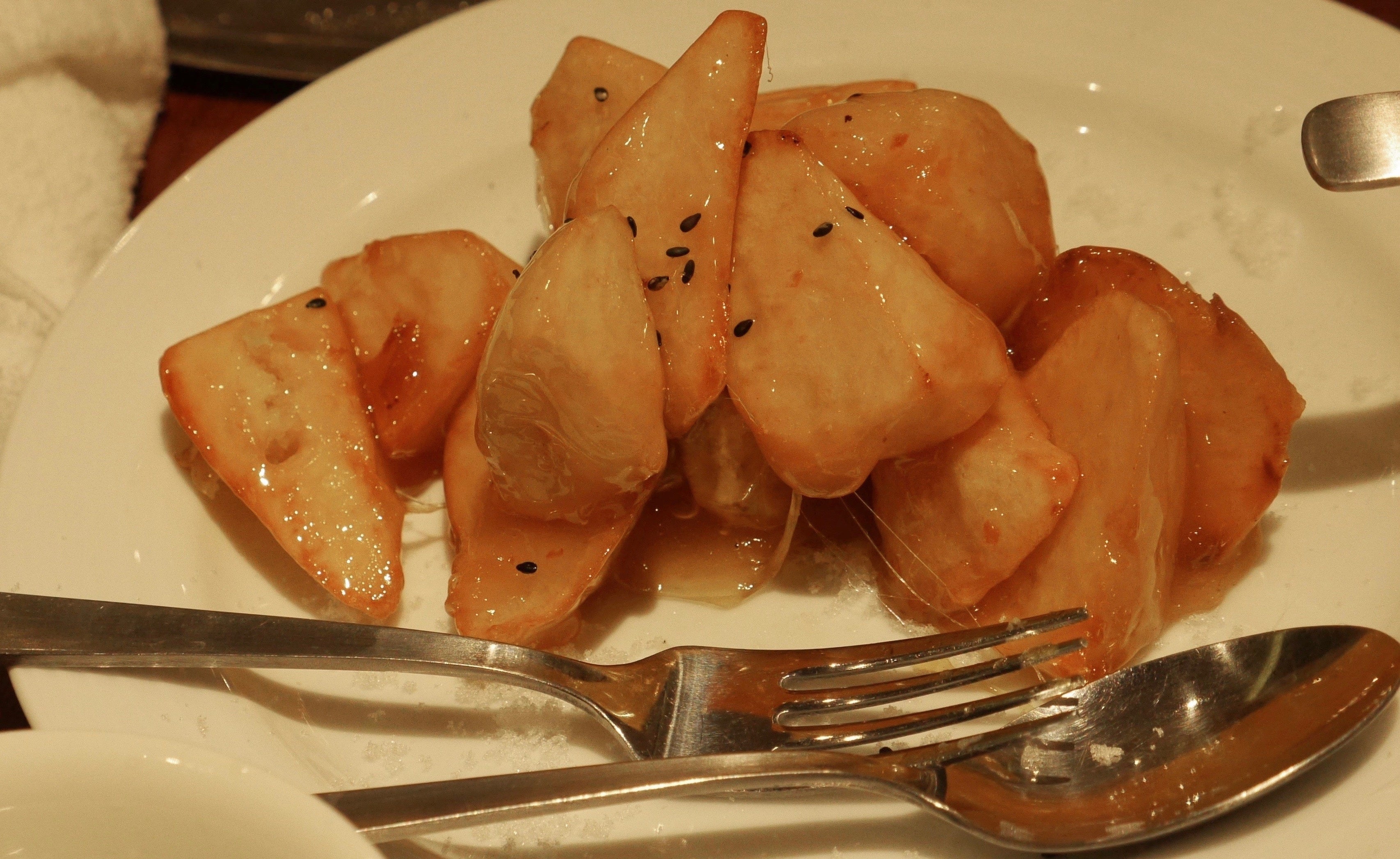 グルメイベント「日本における遼寧の味　-- 遼寧料理を日本の中華レストランへ」で登場した「拔絲地瓜（サツマイモの砂糖炒め）」（2022年11月23日撮影）。(c)AFPBB News