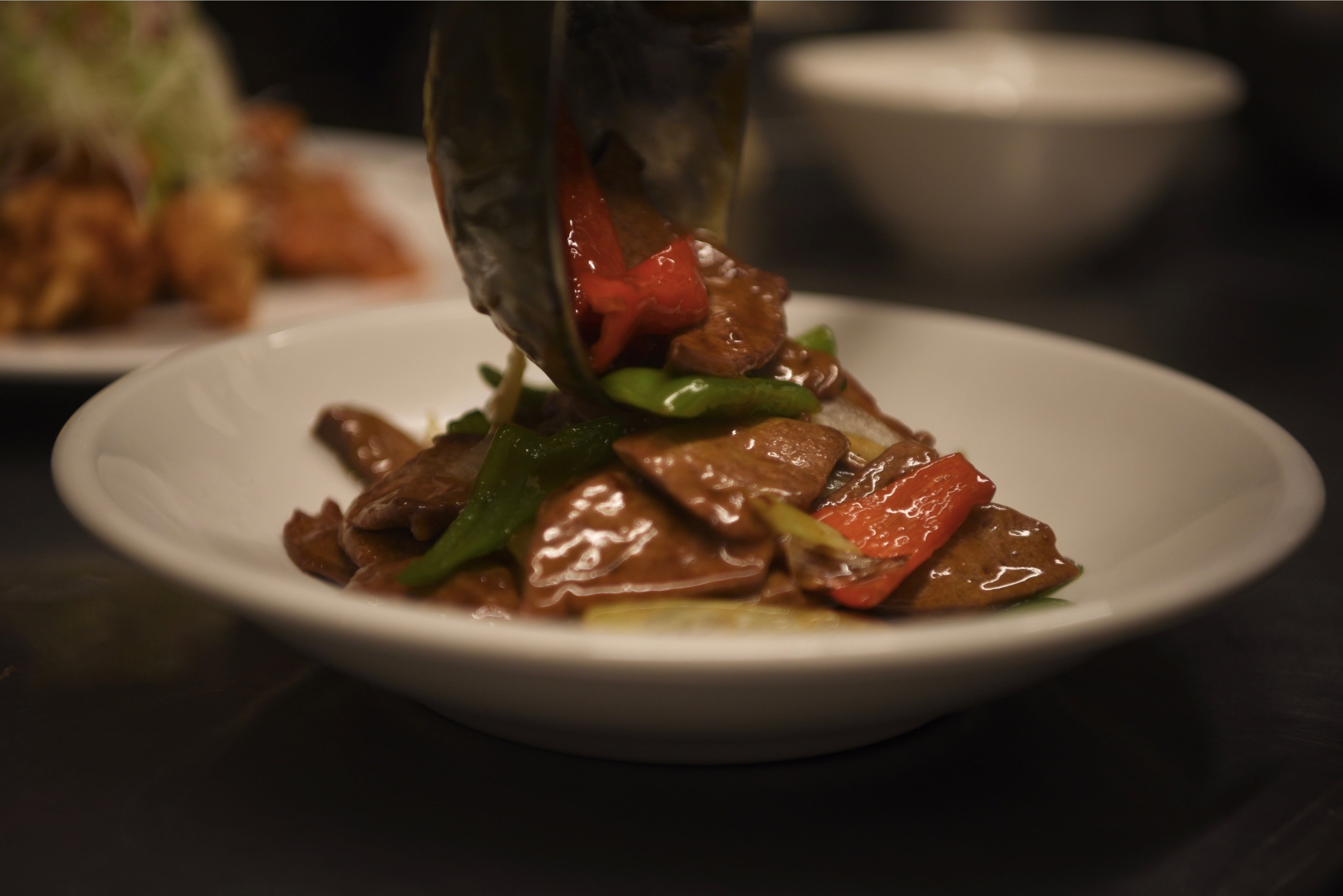 グルメイベント「日本における遼寧の味　-- 遼寧料理を日本の中華レストランへ」で登場した「熘肝尖（レバーの炒め物）」（2022年11月23日撮影）。(c)AFPBB News