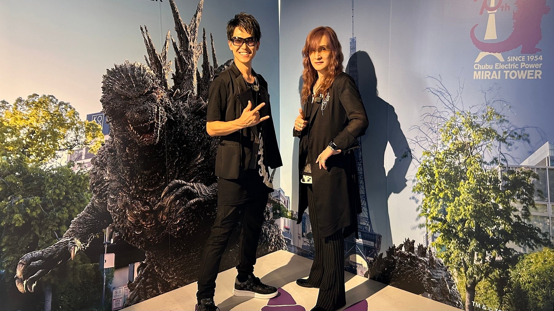 パネル展示「中部電力 MIRAI TOWER とゴジラ、70年の軌跡」フォトスポット前での記念ショット。