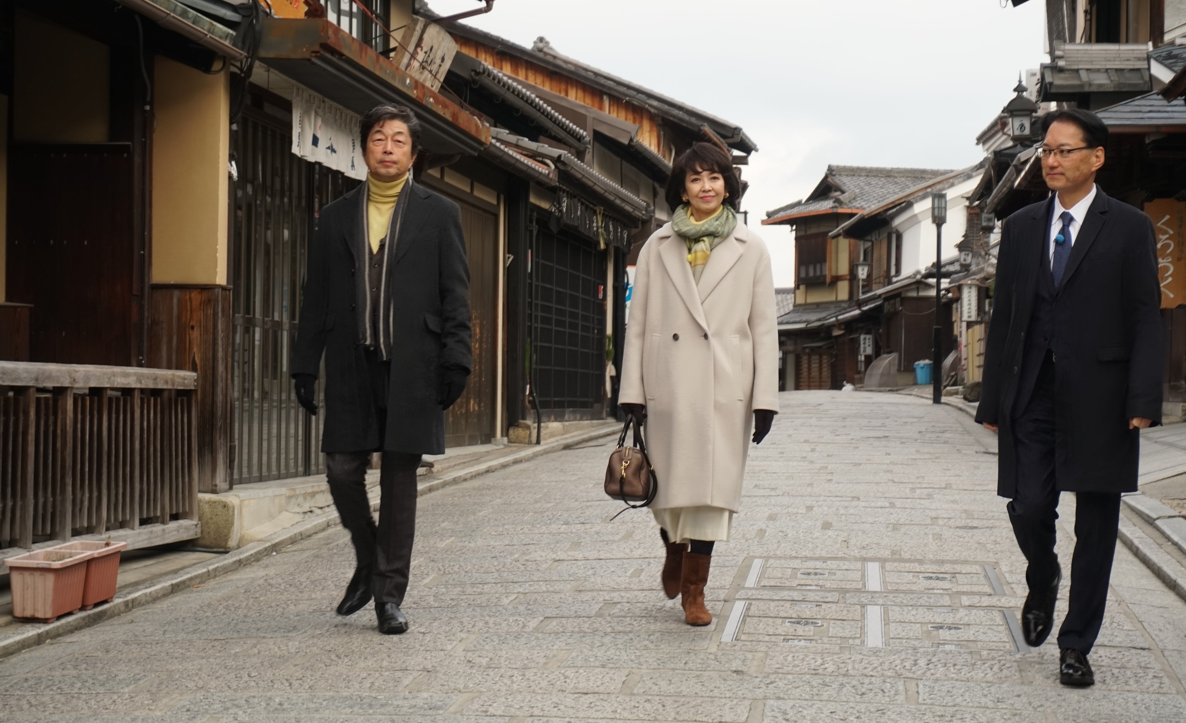 二年坂を歩く中村雅俊、賀来千香子、 案内役・天野太郎