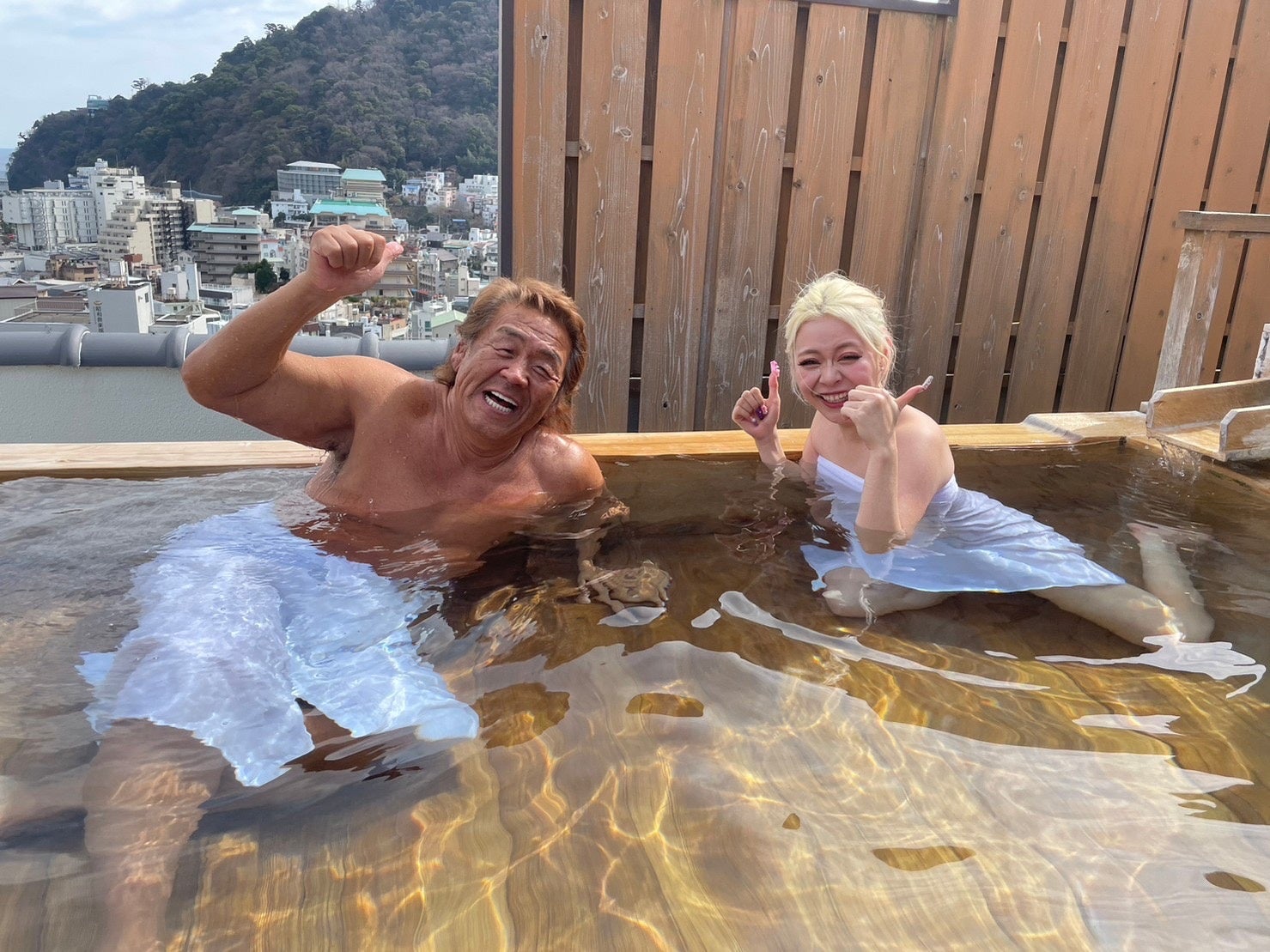熱海の絶景露天風呂に入る長州力（写真左）とエルフ荒川（写真右）。