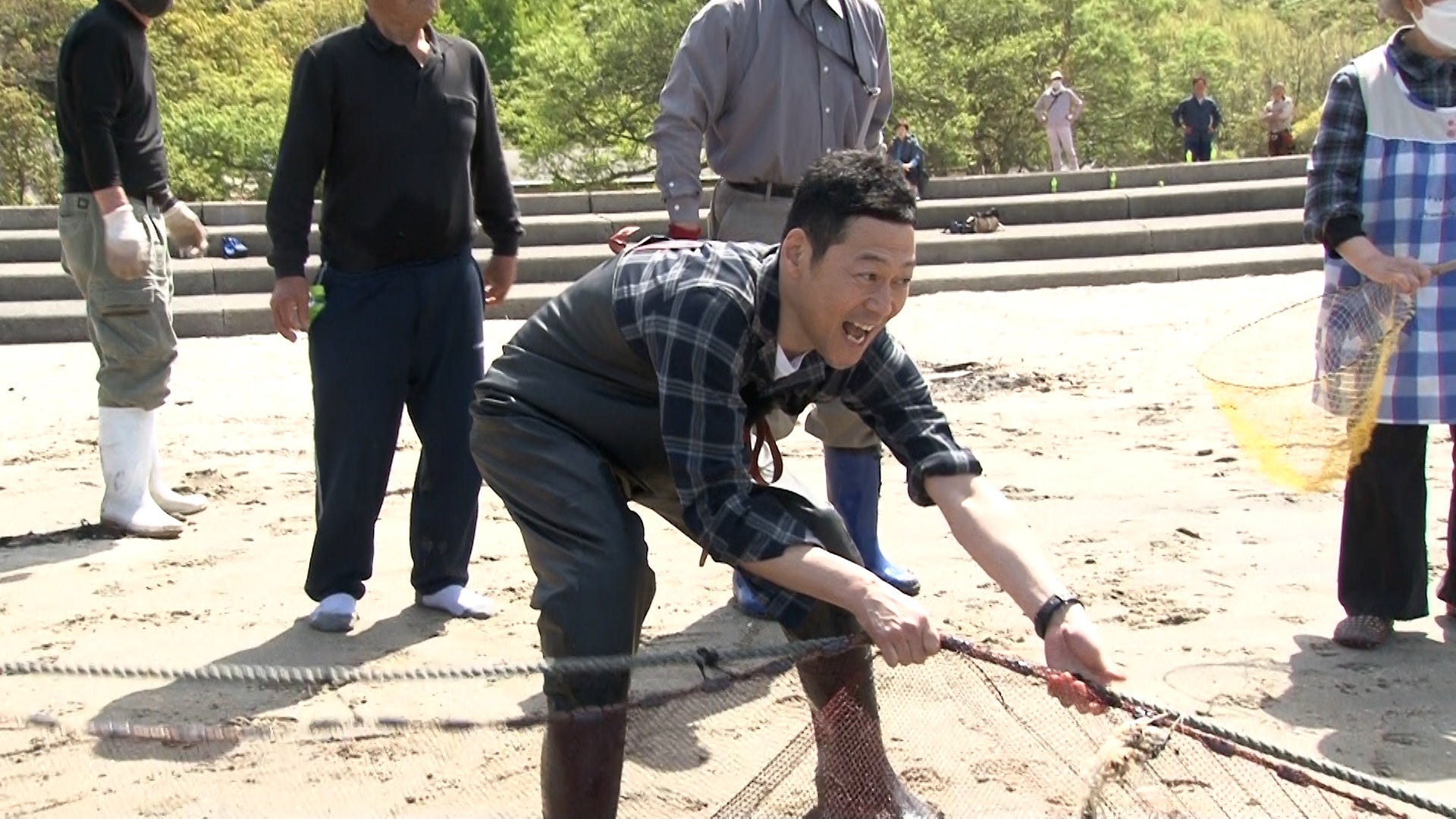 香々地海岸で地引網を体験！