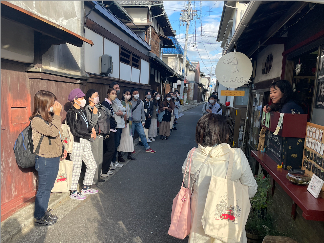 個性豊かな小商が点在する三津浜のまち