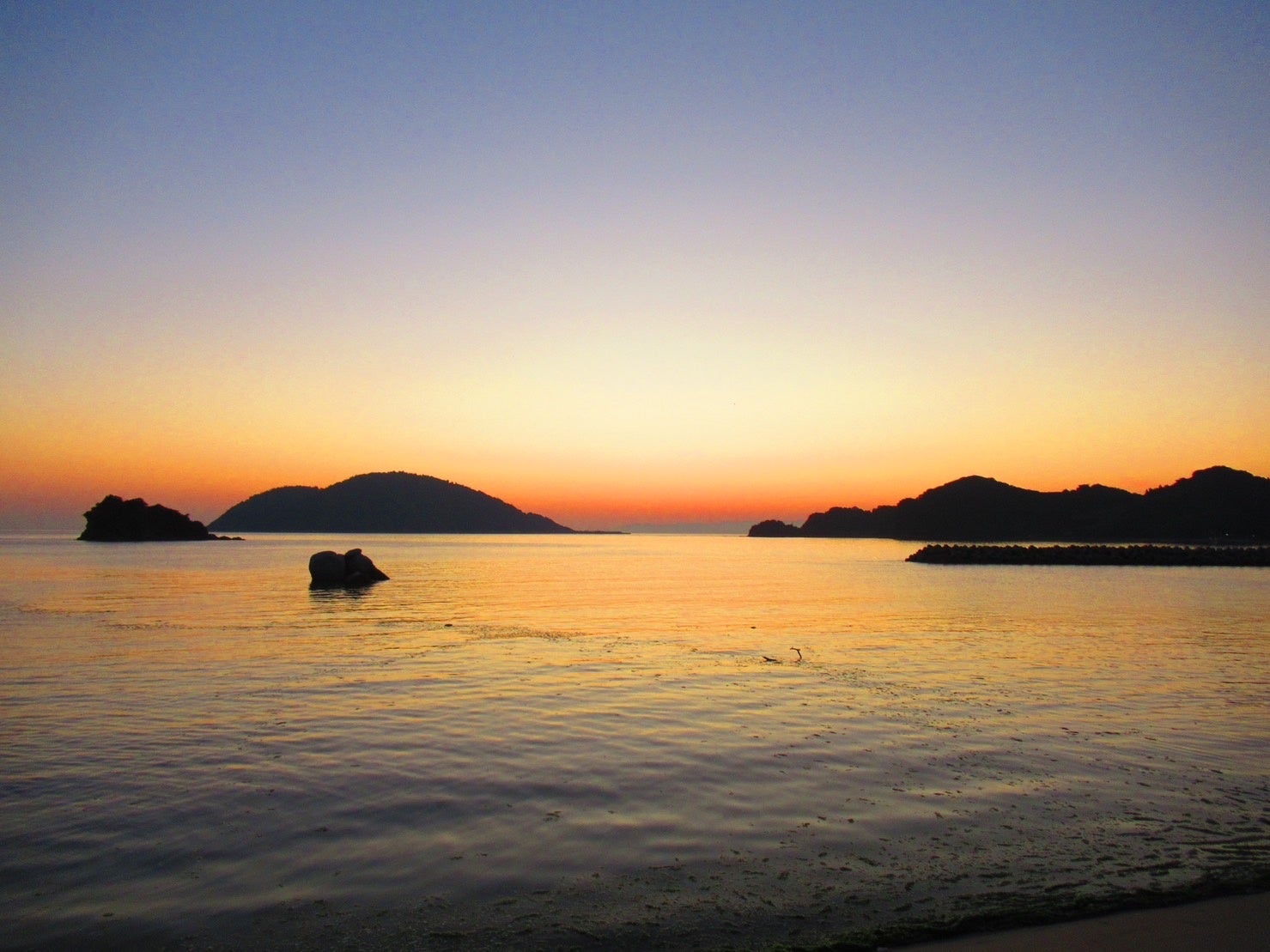 夕刻になると瀬戸内海に沈む夕日を眺めることができる