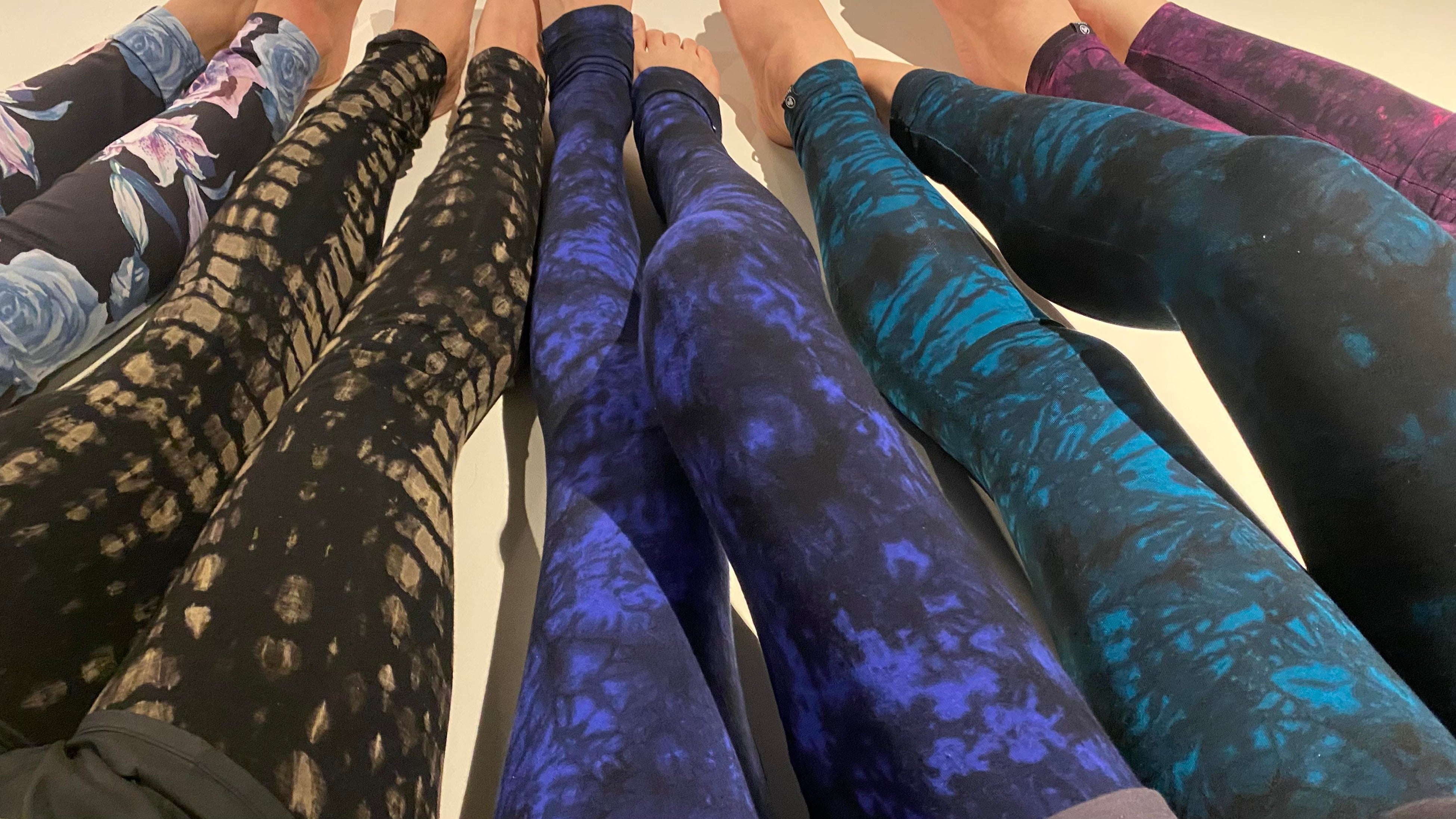 ひとつひとつ手染めのタイダイ柄