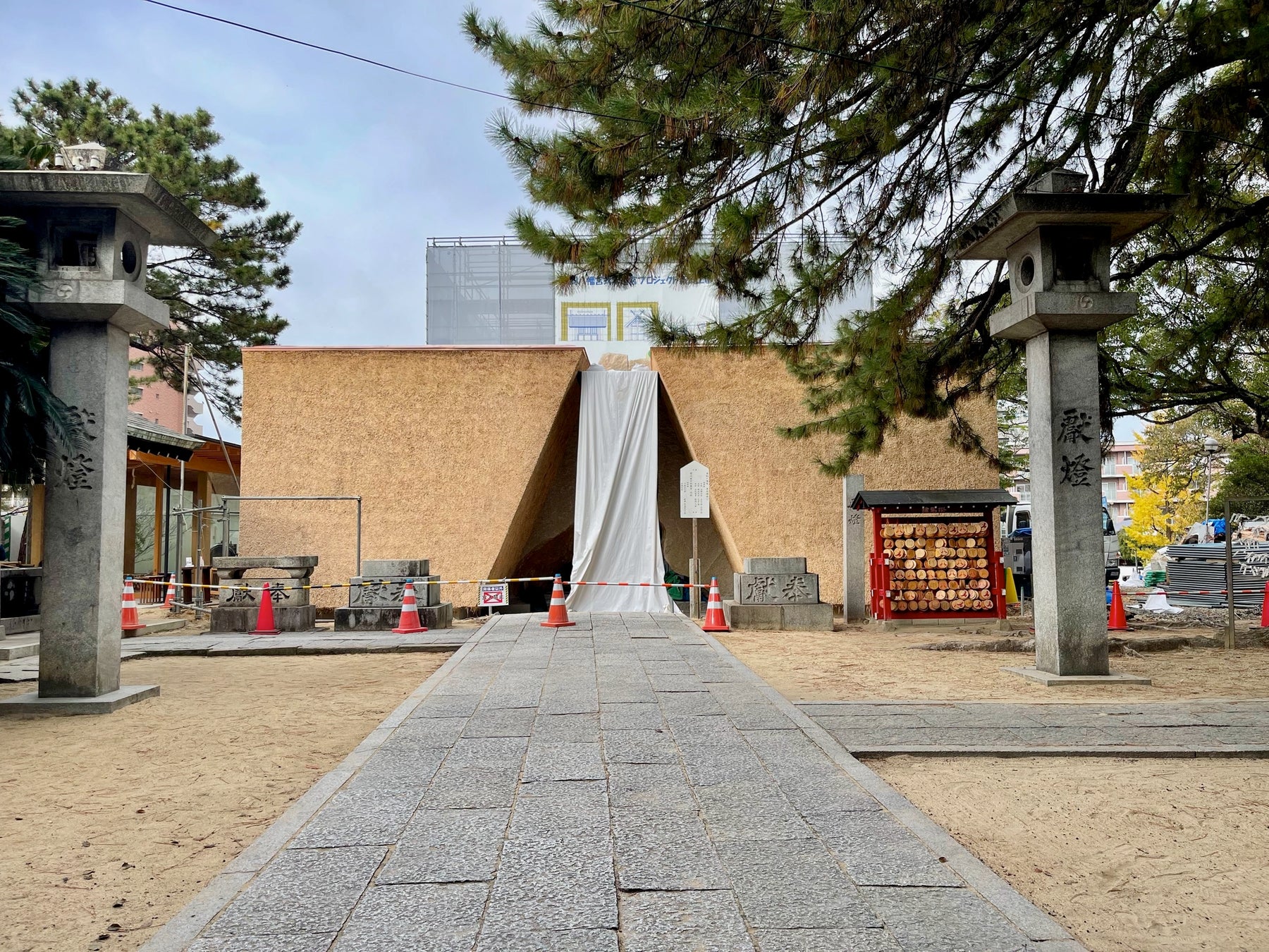 新拝殿は茅葺壁(建設途中)