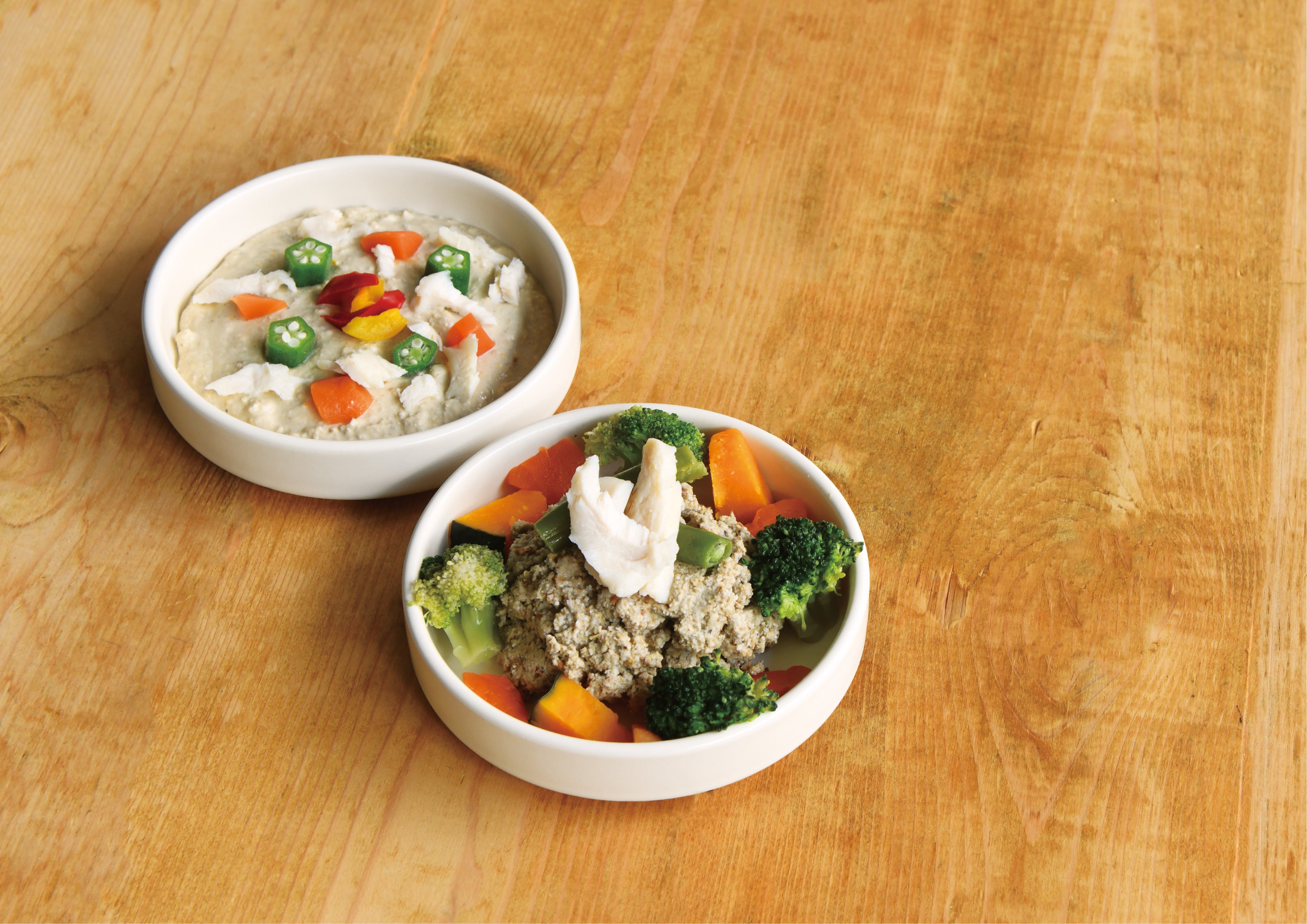 【奥側】優しいごはん１：水分１　【手前側】優しいご飯２：水分１　の調理例。