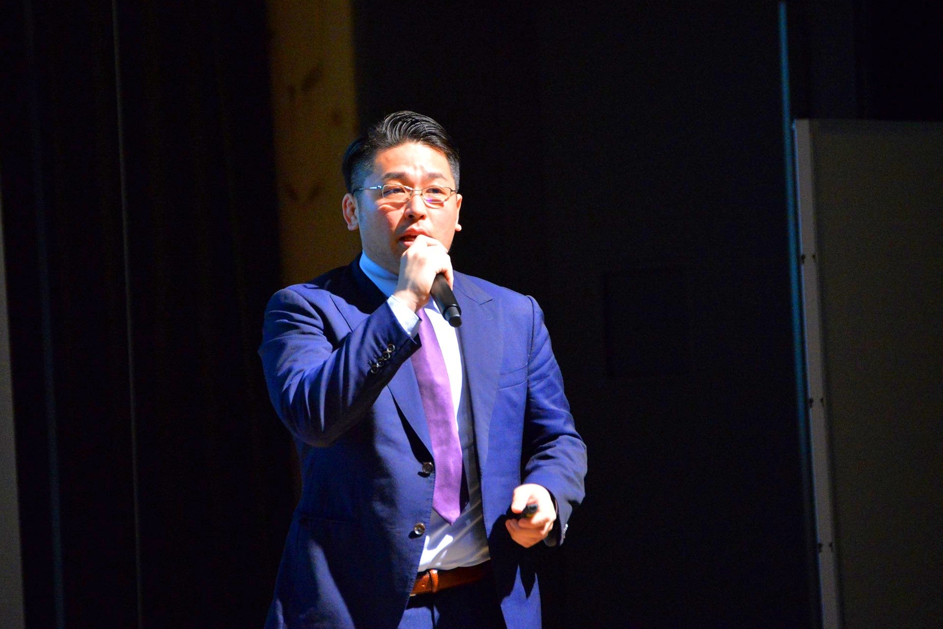 登壇する代表取締役の宇藤