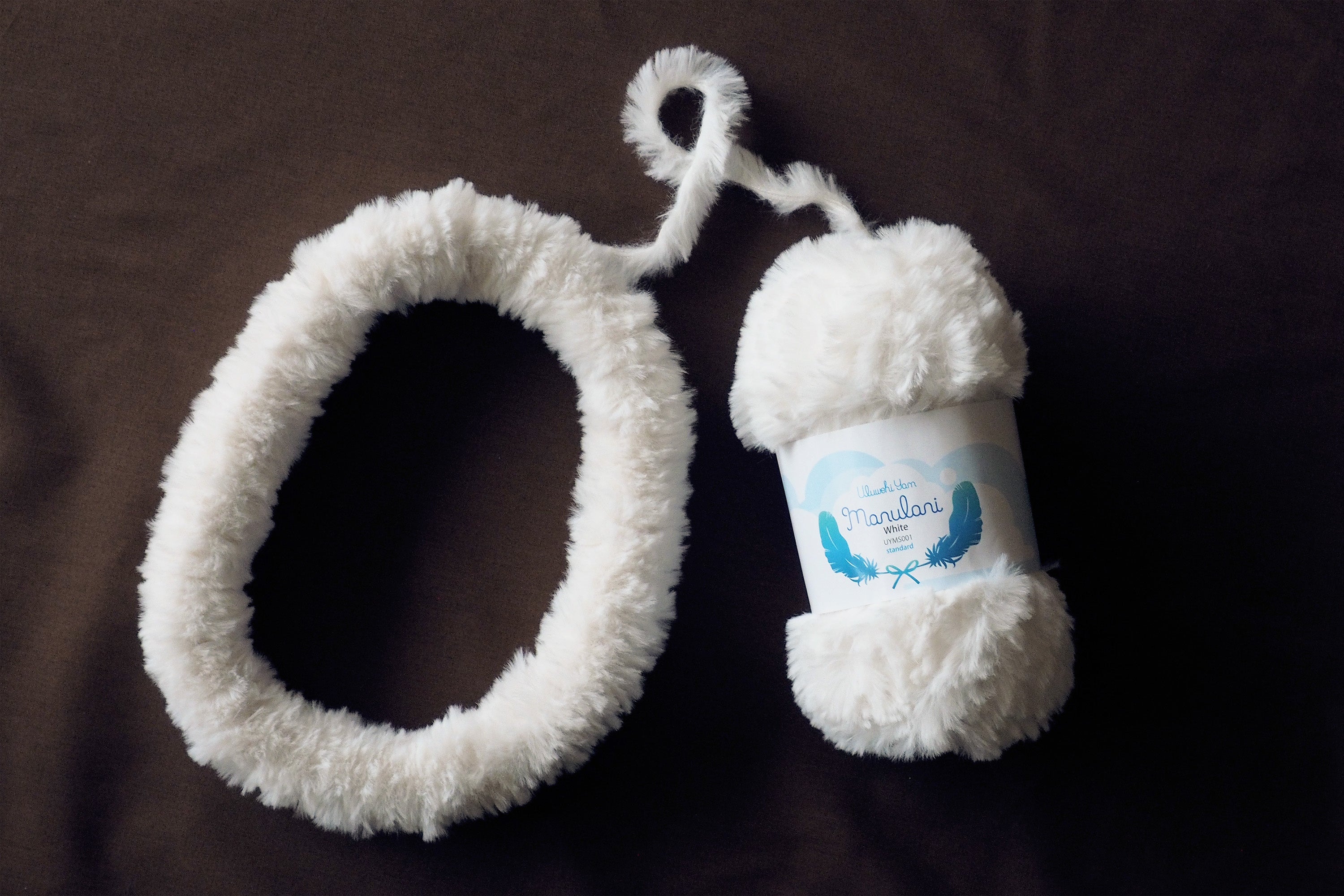 マヌラニを使ったレイ作り。羽毛のような柔らかい風合いが特徴