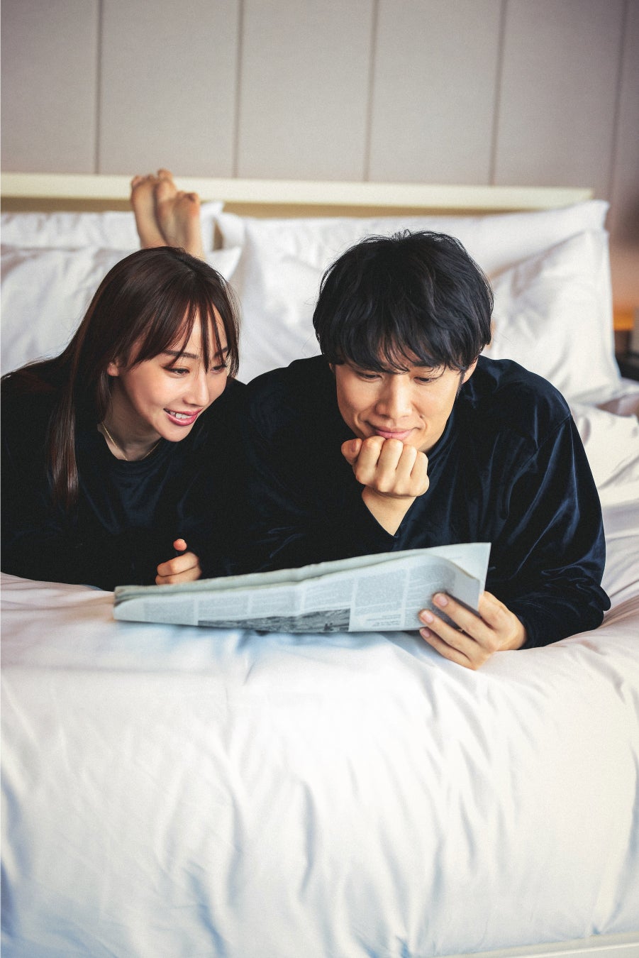 W大阪の客室やFITで、おそろいのウェアを着てくつろぐ黄皓氏とパートナーの秋倉諒子氏