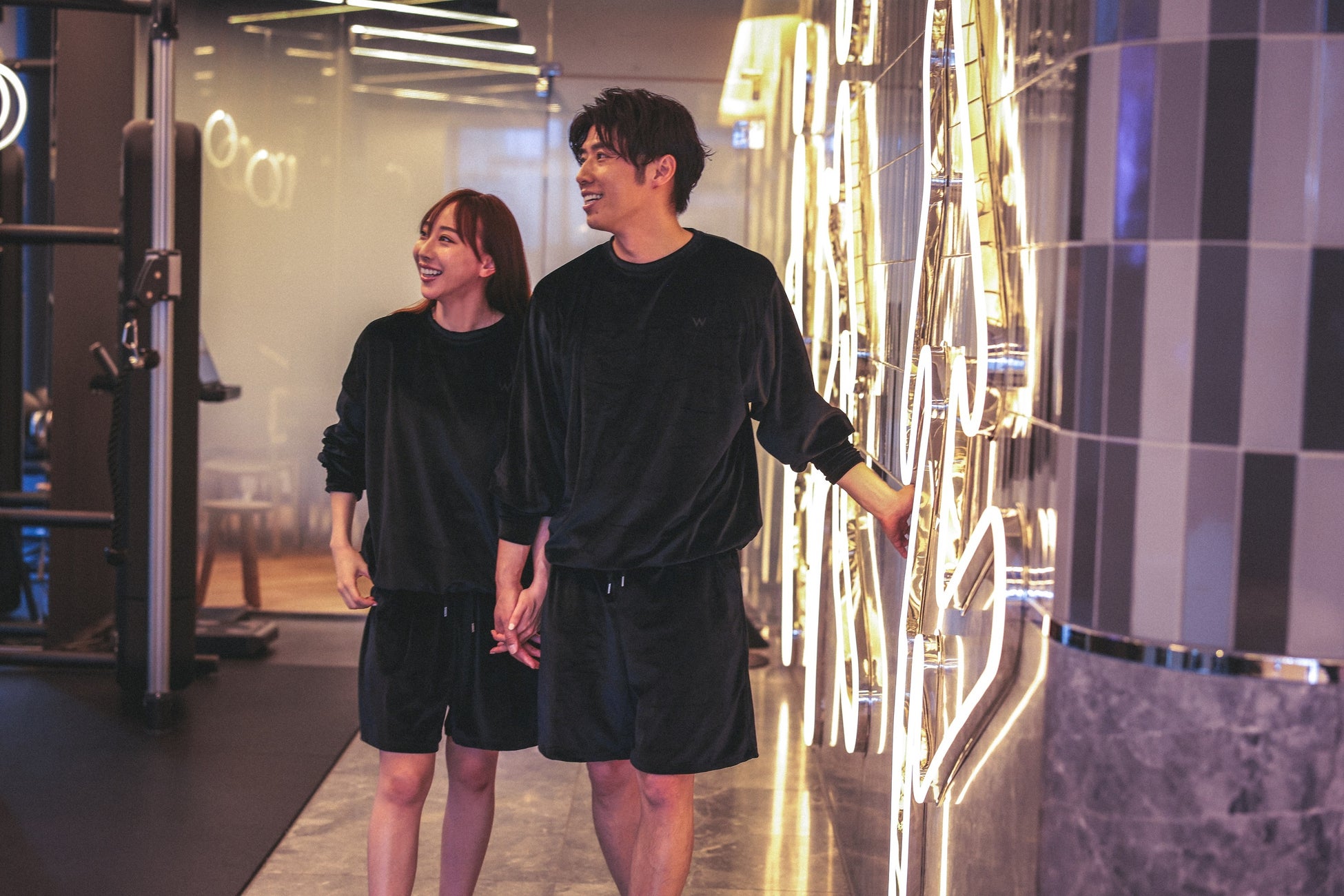 W大阪の客室やFITで、おそろいのウェアを着てくつろぐ黄皓氏とパートナーの秋倉諒子氏