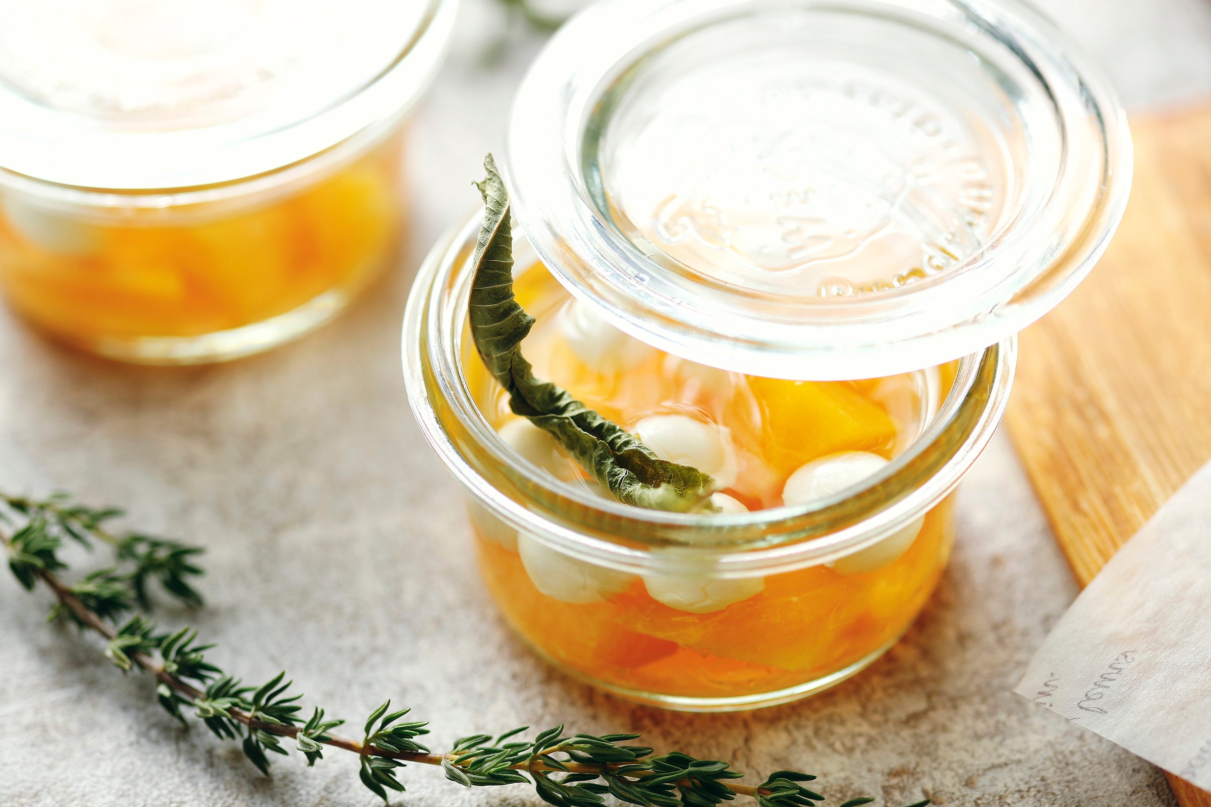 ベルベーヌ風味のアプリコットとモッツァレラチーズのナージュ