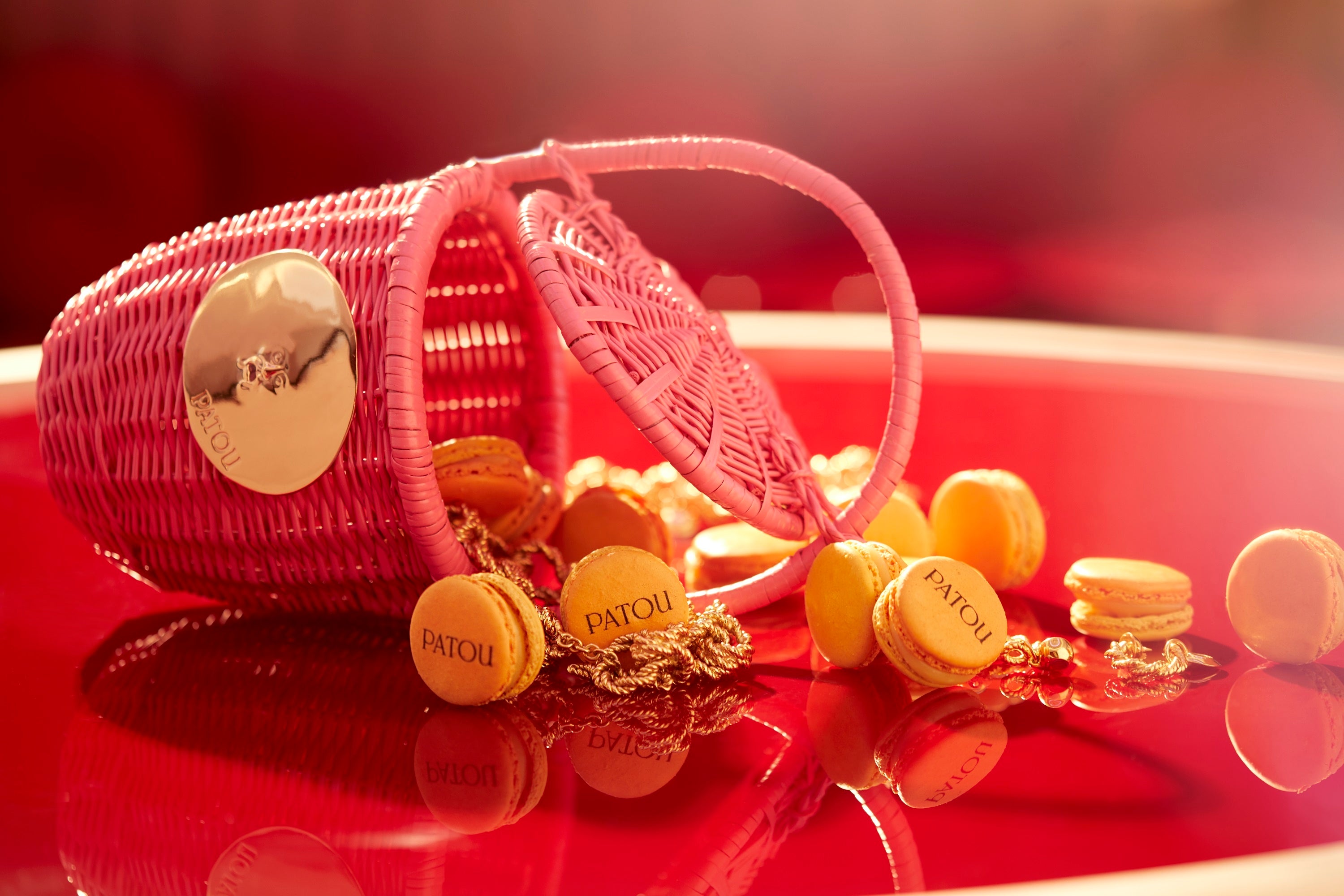 『Wicker bucket bag』とマカロン／PH MAKOTO NAKAGAWA