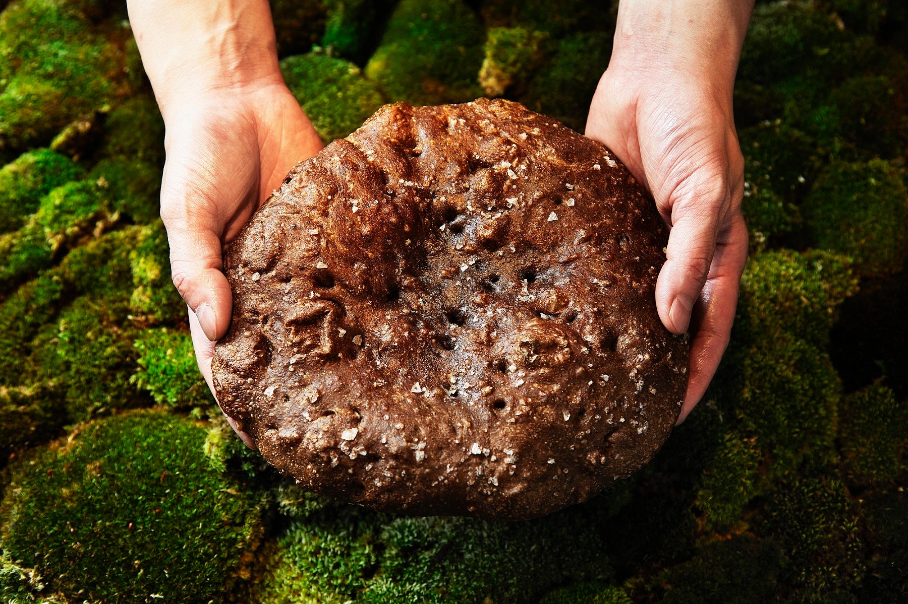 「シェフズ・テーブル by Katsuhito Inoue」で提供している、野菜の端材を使用したフォカッチャ