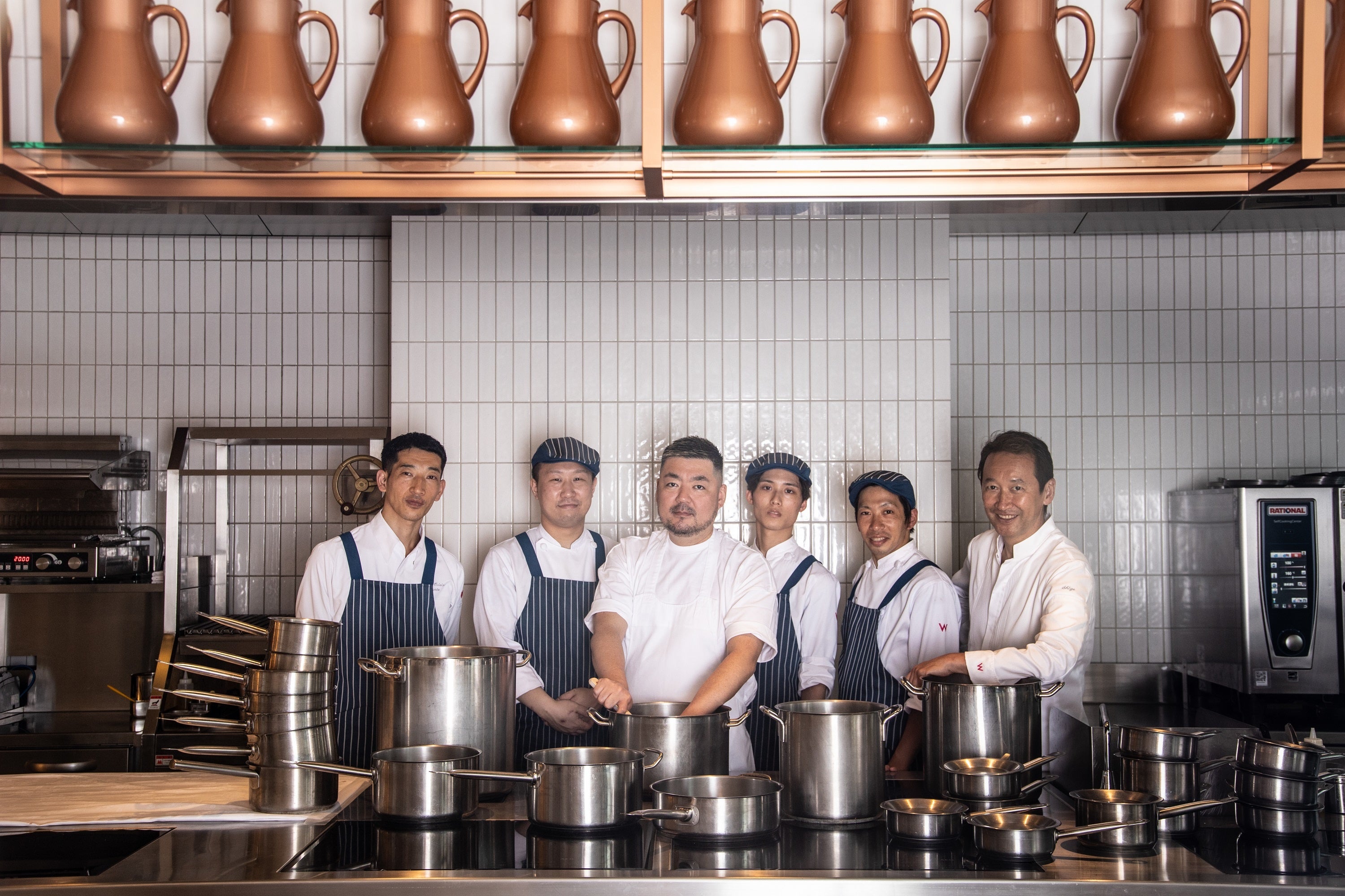 高田裕介シェフ（中央）、W大阪総料理長 村山茂（右）とOh.lala…のシェフチーム