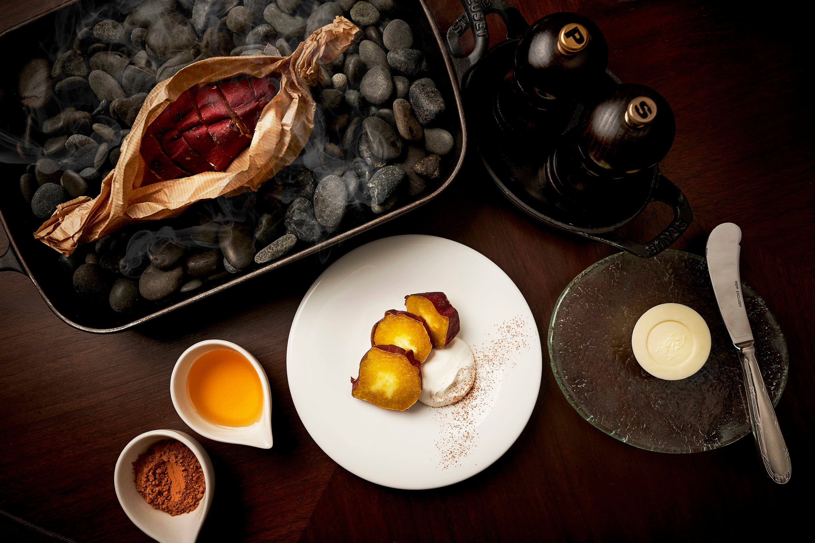 特製バターやホイップクリームと共に味わう「石焼き芋」