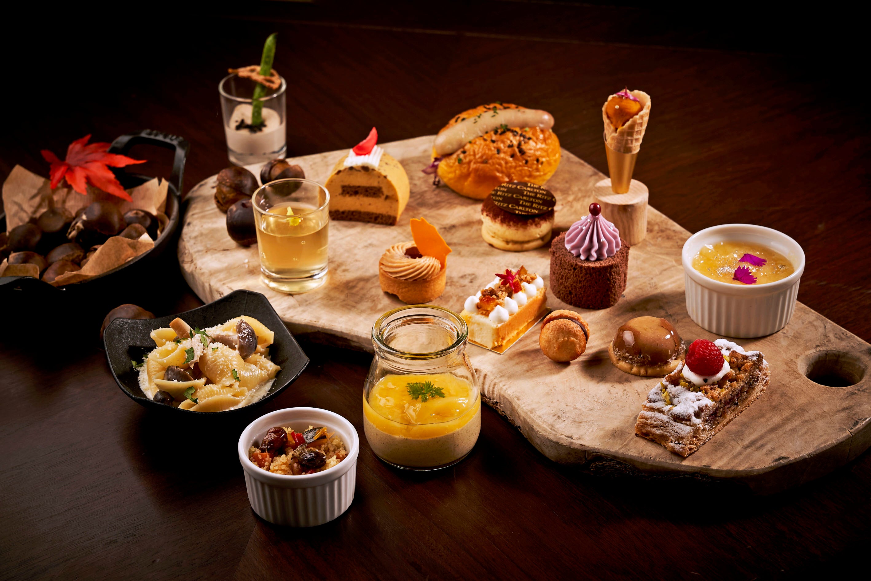 秋の味覚が揃ったブッフェ台のスイーツ＆セイヴォリー