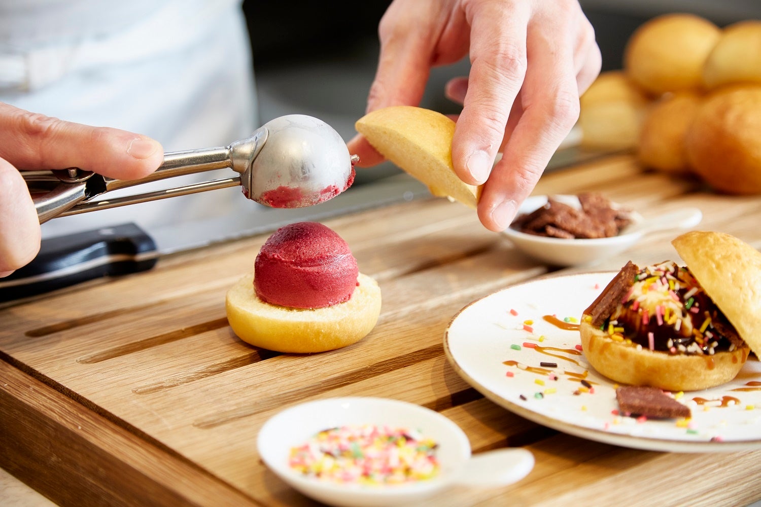 パティシエが目の前で仕上げるデザート