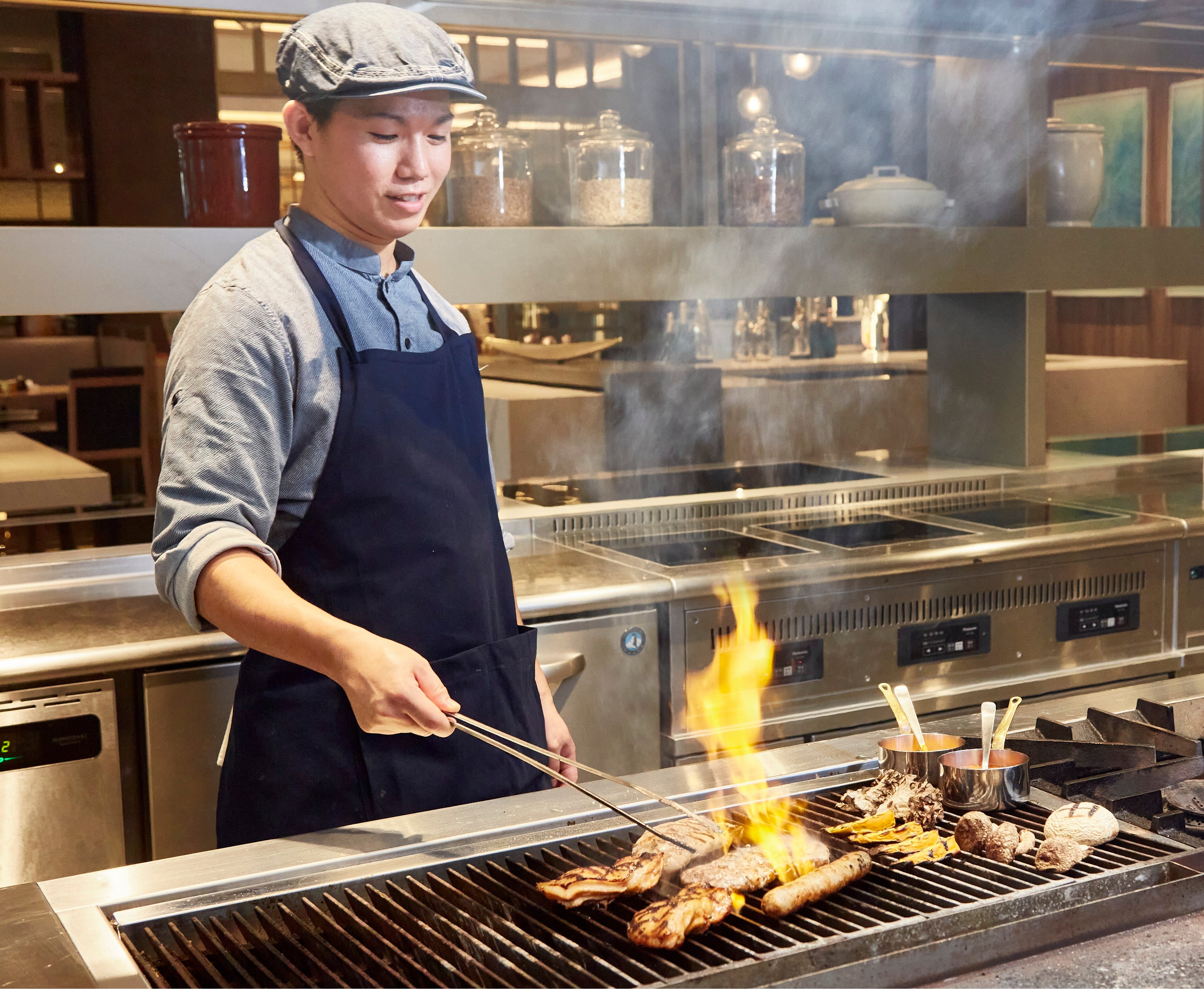 ライブ感溢れるオープンキッチンから届くグリル料理