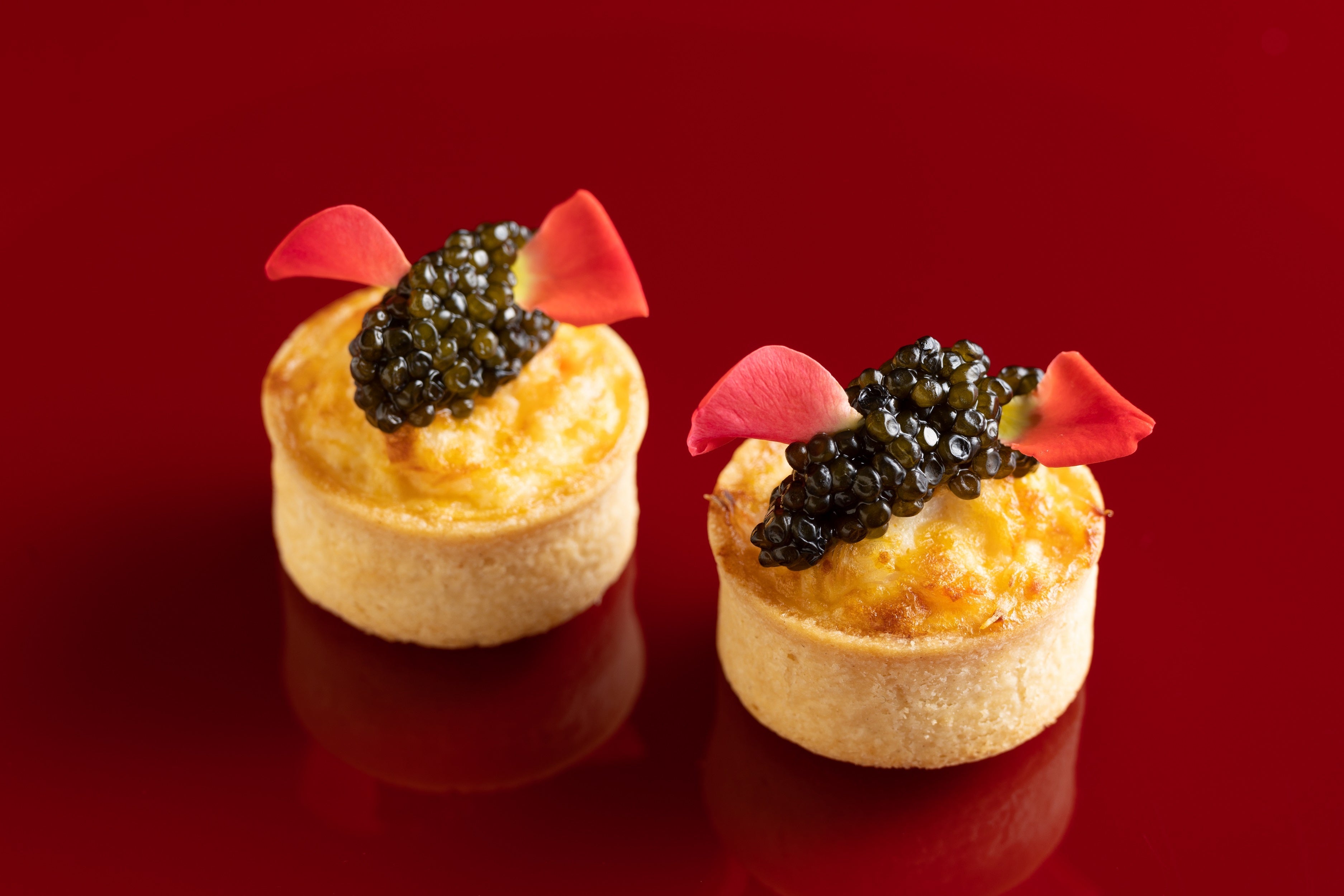 タラバ蟹と焦がしたカリフラワーのキッシュ キャビア添え