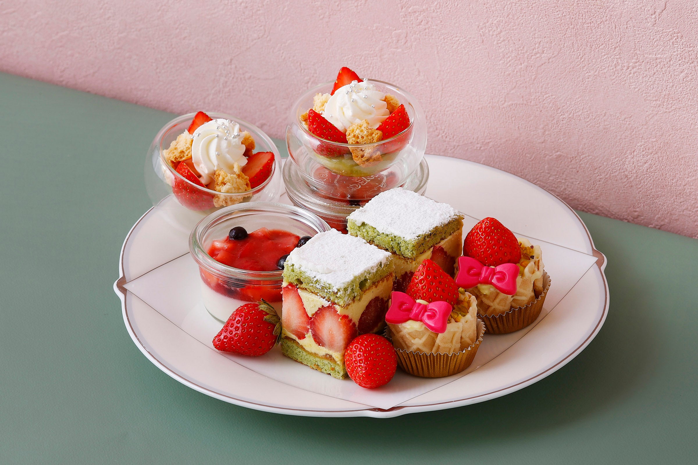 mini尽くしジュース4個＆ショートケーキ4個＆つくえ、いすセット mini尽くしジュース4個＆ショートケーキ4個＆つくえ、いすセット