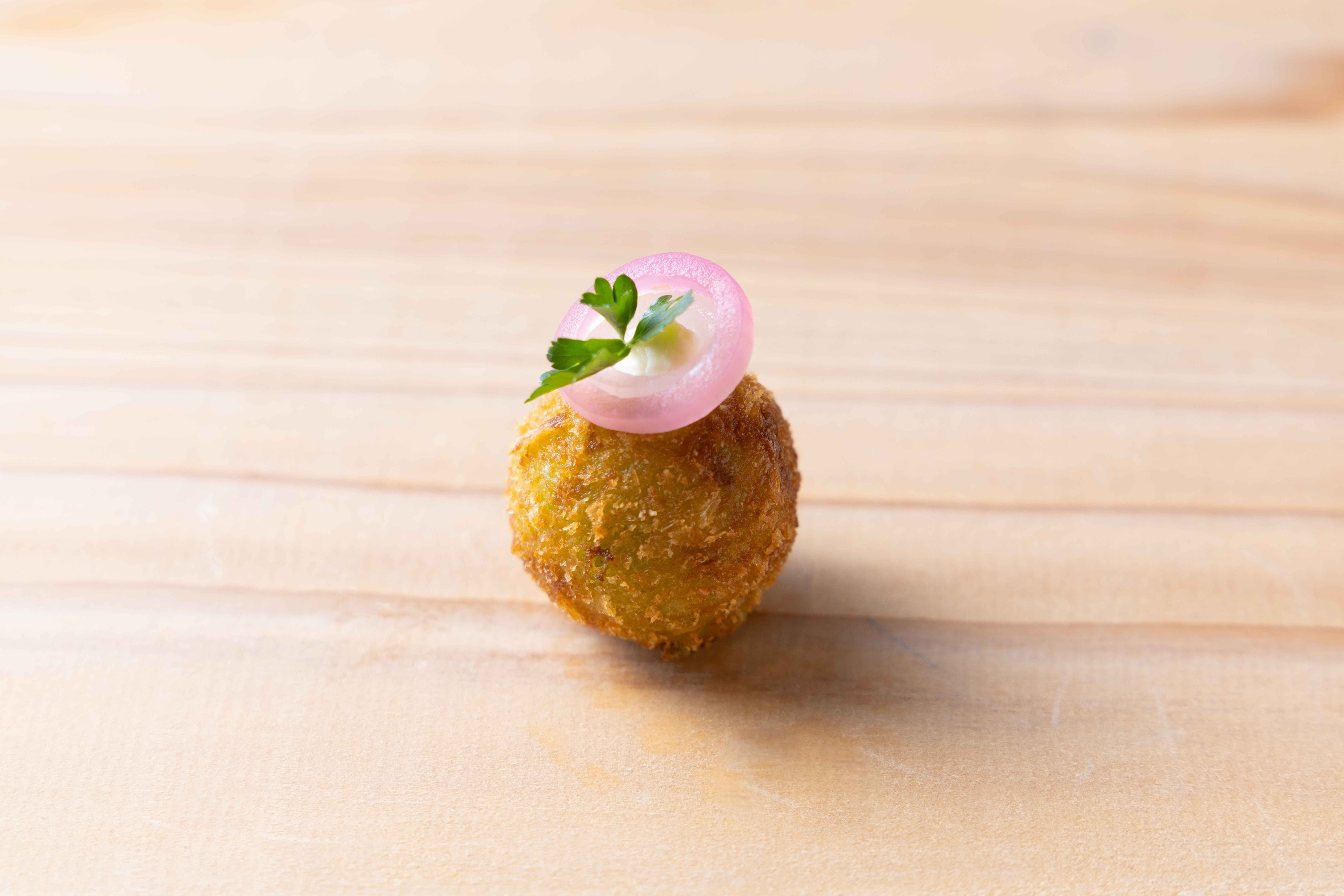 牛頬肉の赤ワイン煮のクロケット サワークリーム添え