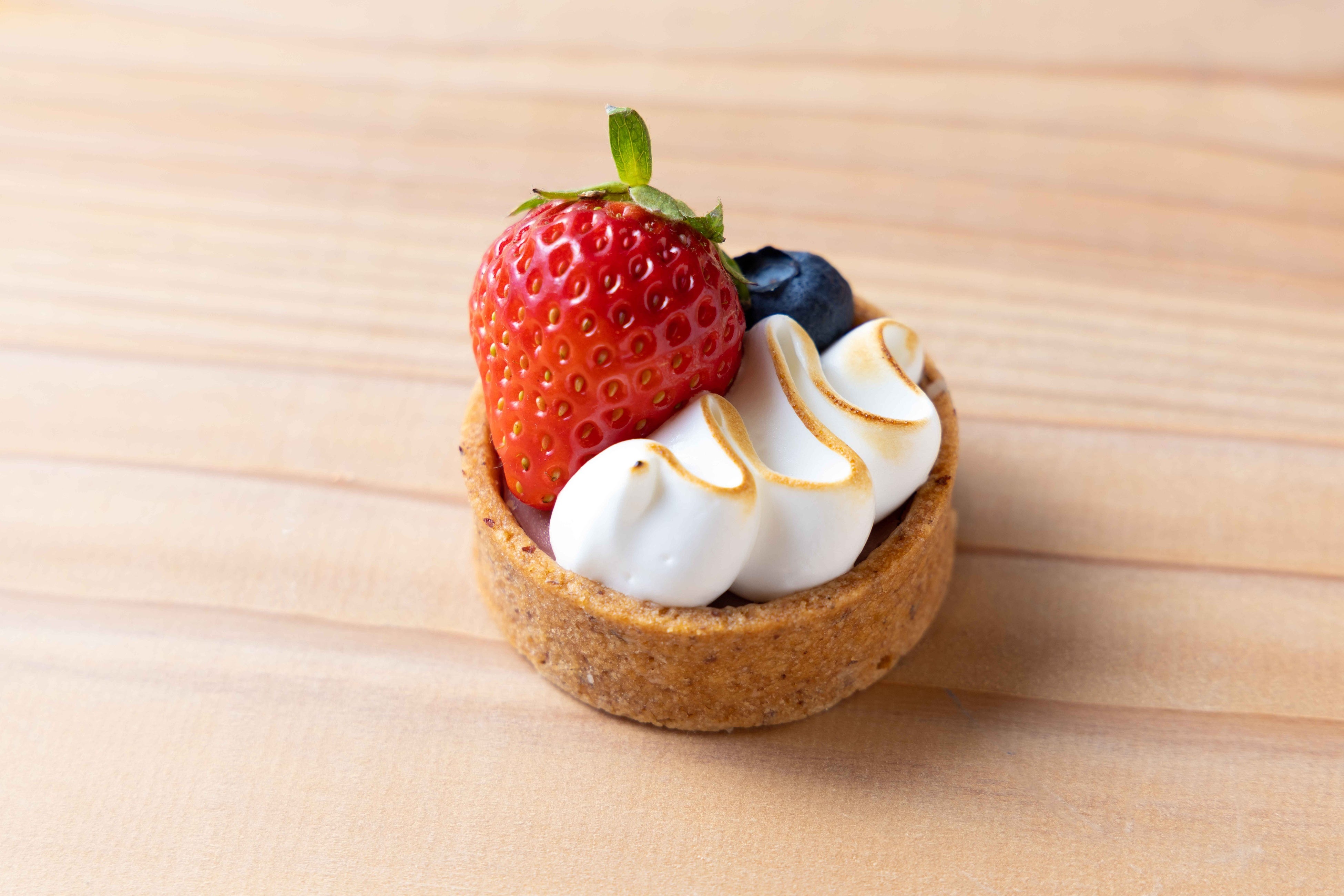 春の花_ライムといちごのタルトレット 春の花のメレンゲ