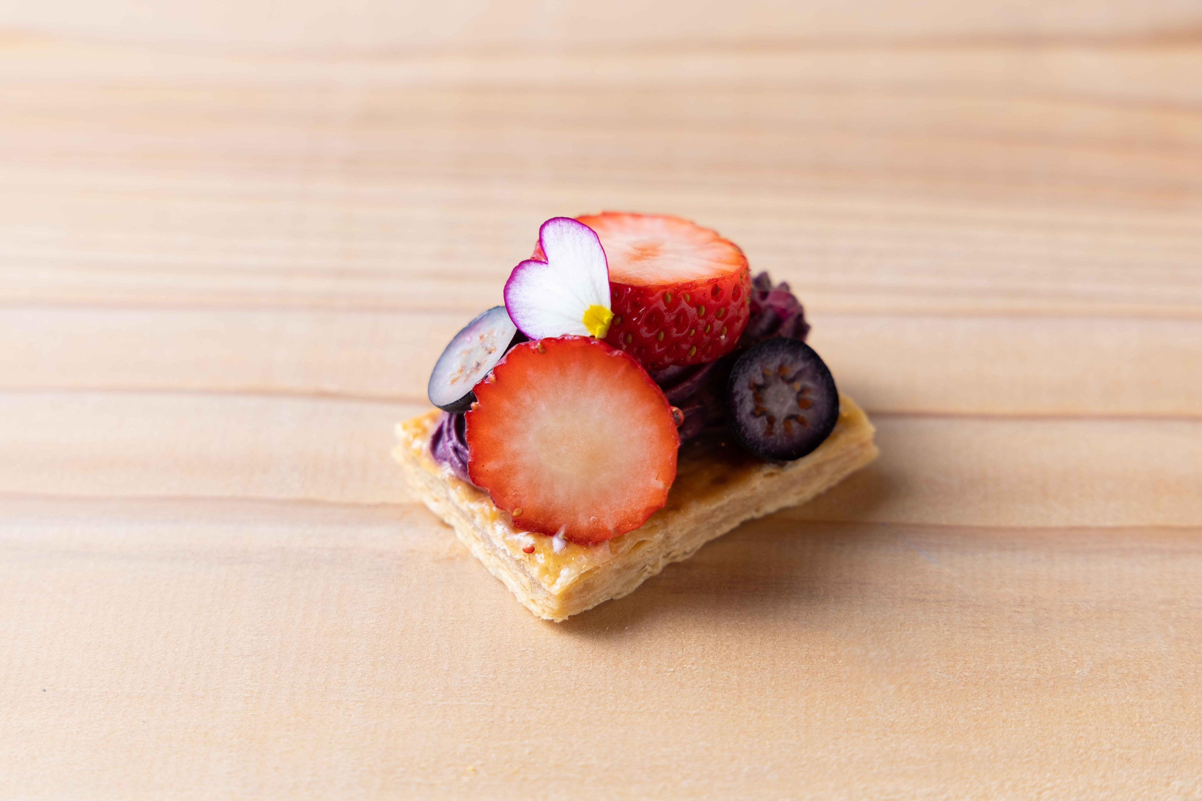 スミレ_ブルーベリーといちごのミルフィーユ