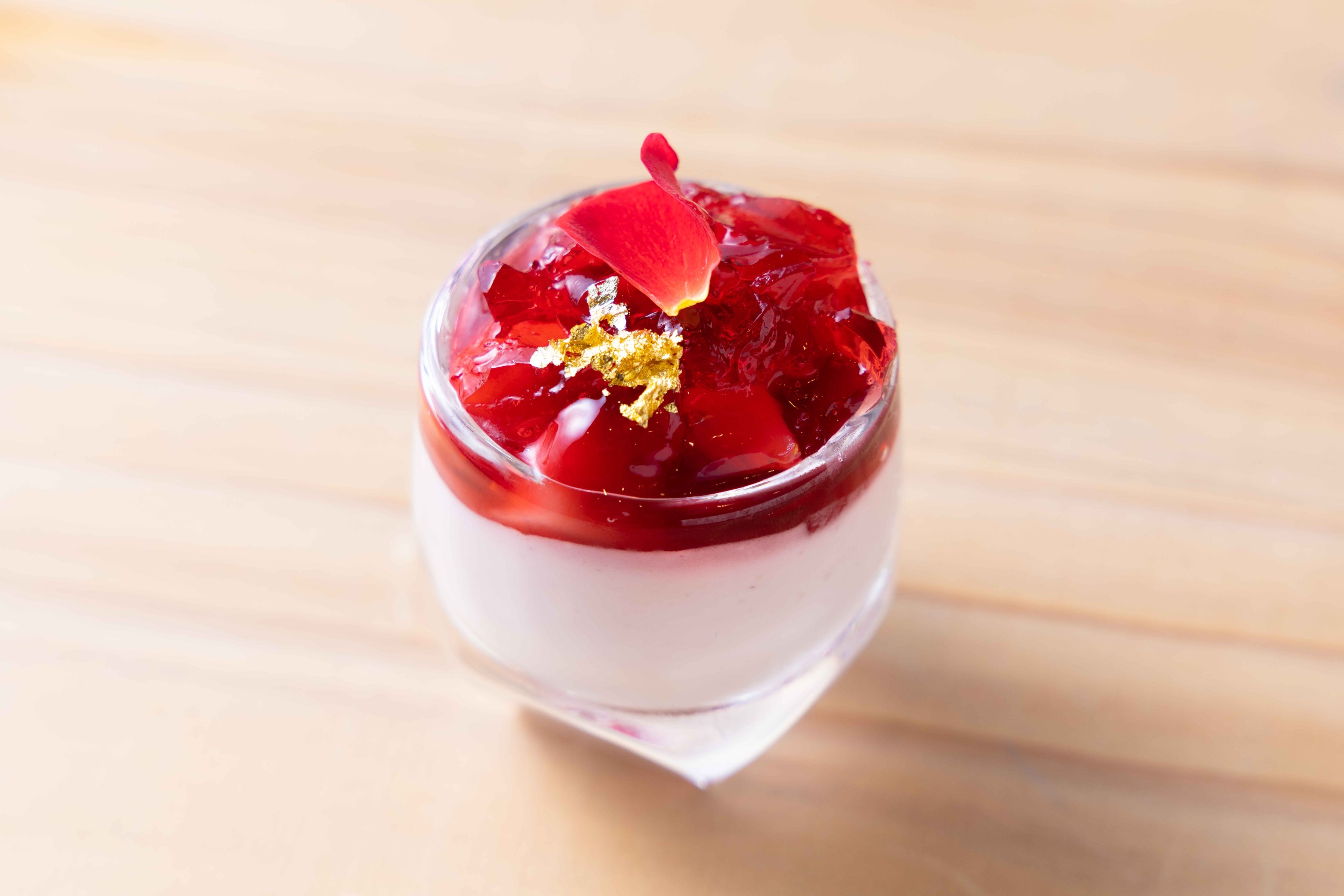 ハイビスカス_いちごと杏仁風味のパンナコッタ