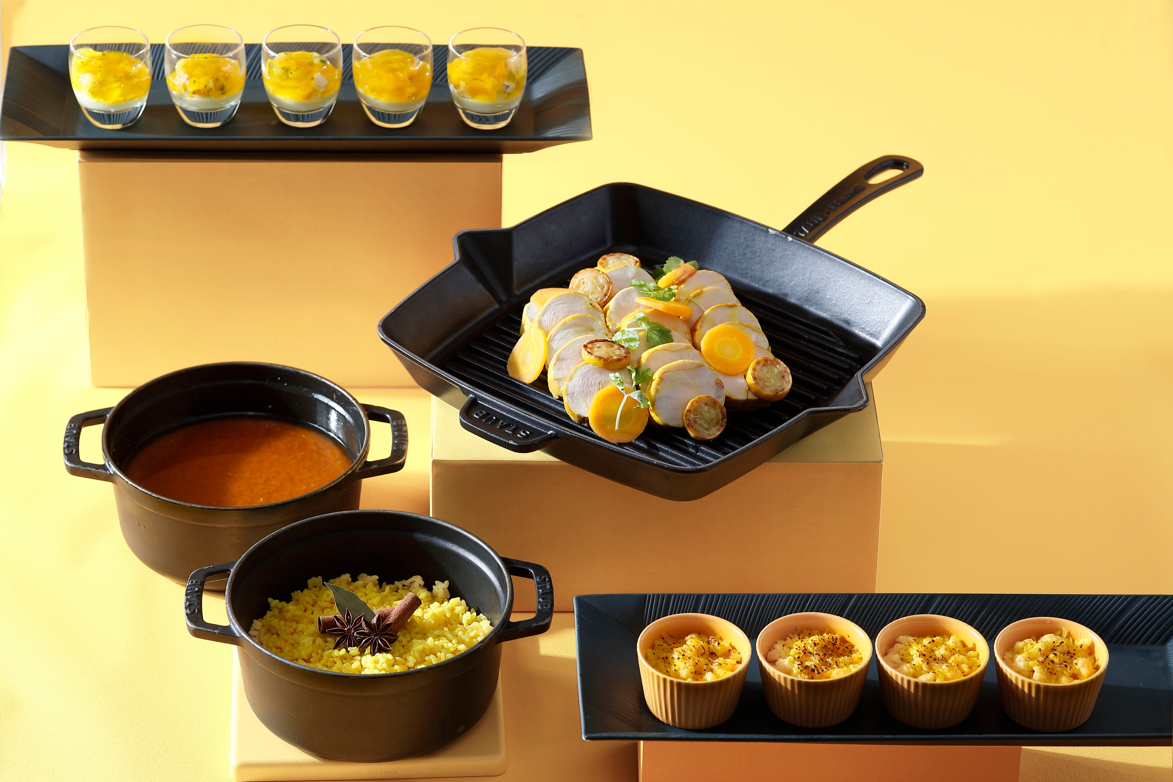 上から：イエローキャロット サフランのジュレ スモークした白身魚、ローストチキンレッグ ココナッツカレーソース、カリフラワーのグラタン マッシュポテト カリフラワー　ターメリック