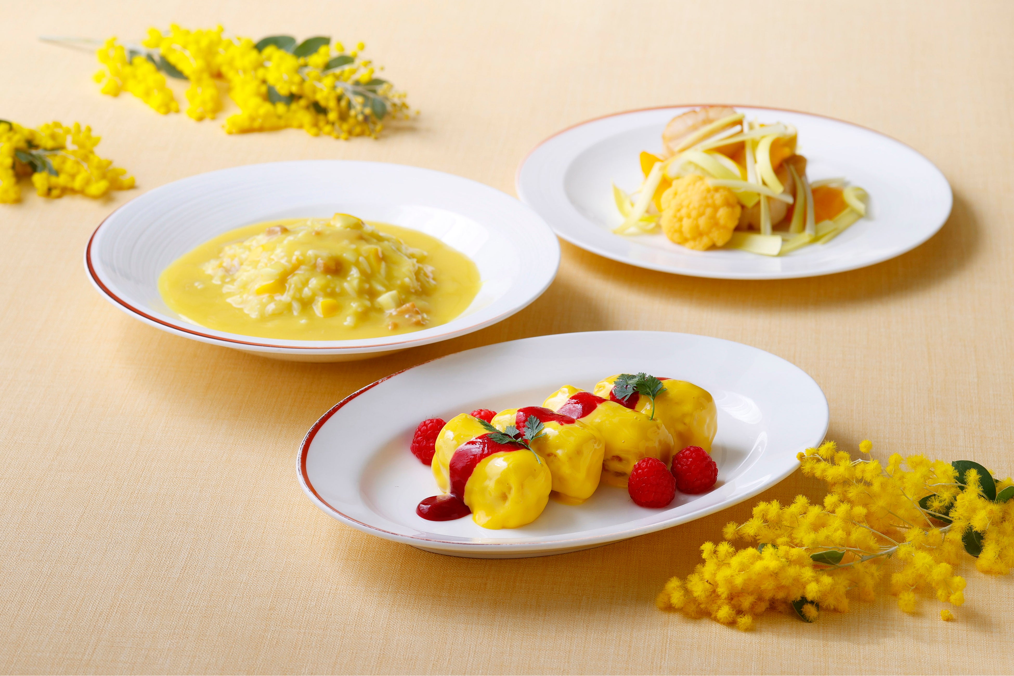 左から：クリーム餡かけ鶏肉入り炒飯 カレー風味、海老のマンゴーソース和え、黄色い野菜と帆立貝の炒め