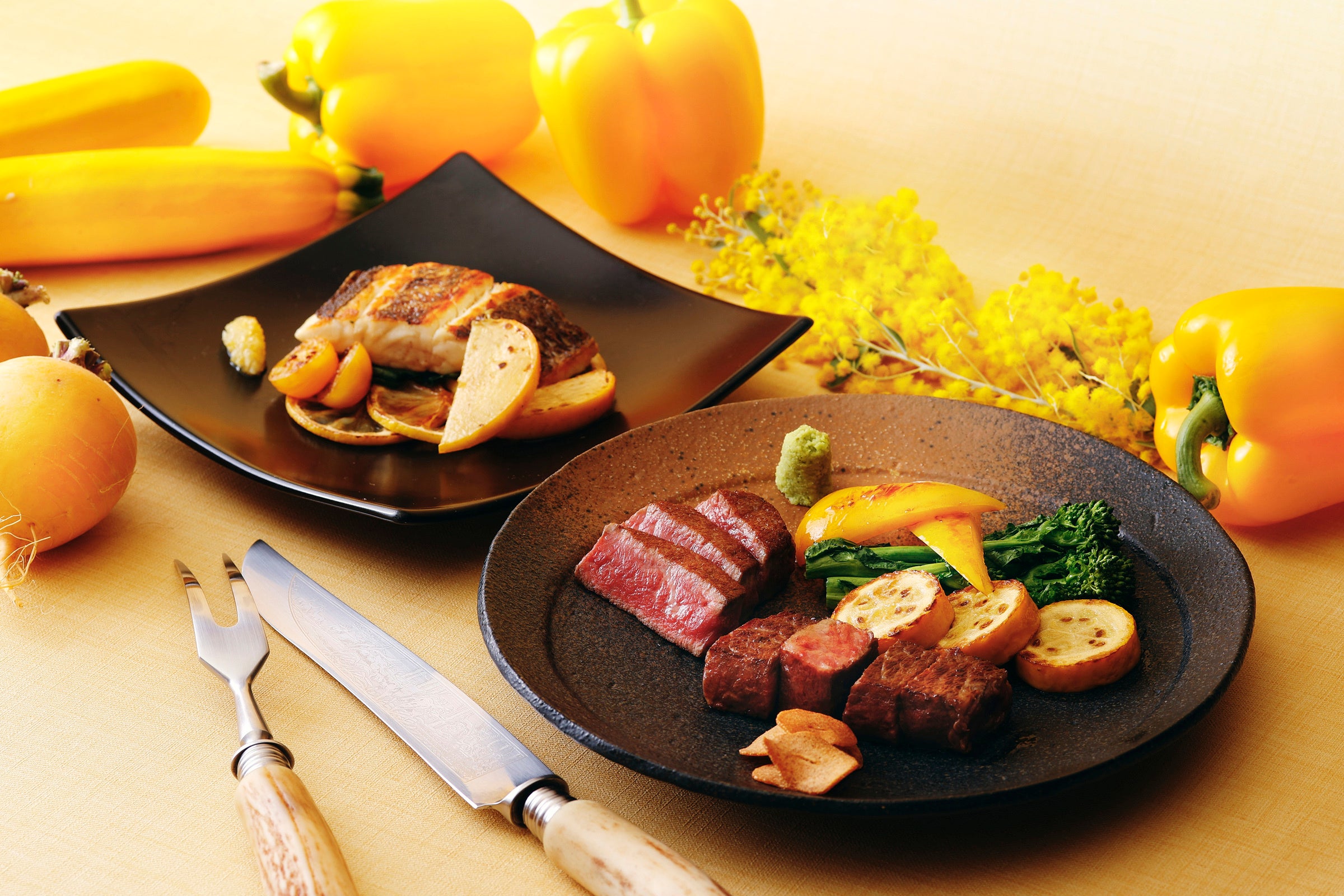 左より：真鯛のグリル  レモンの香り、黒恵比寿牛フィレとロースの食べ比べ  黄色の焼き野菜添え