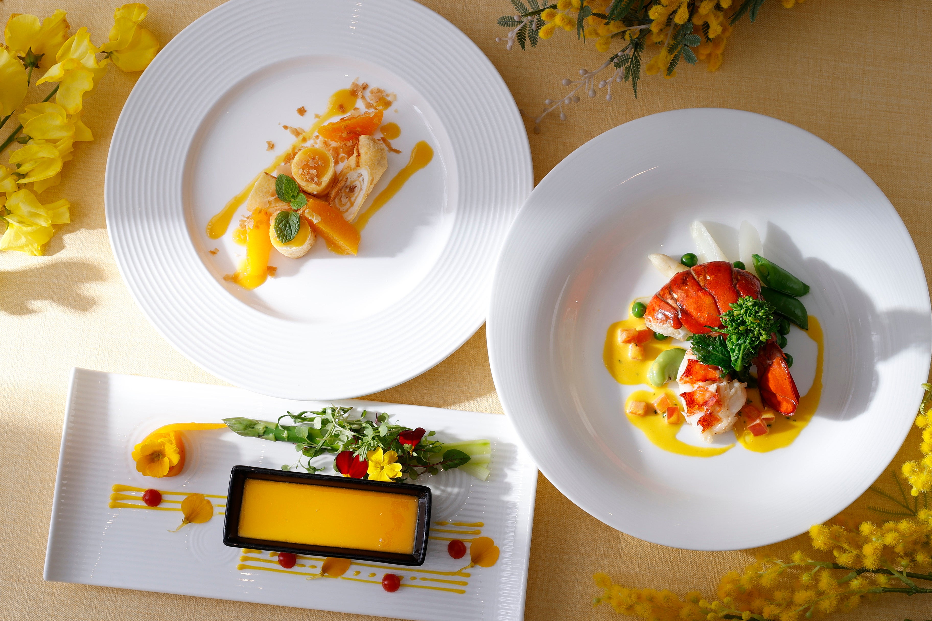 左上から時計回り：オレンジとチーズクリームのクレープ、オマール海老のロースト  サフランハーブソース、フォアグラのフラン  エキゾチックフルーツソース