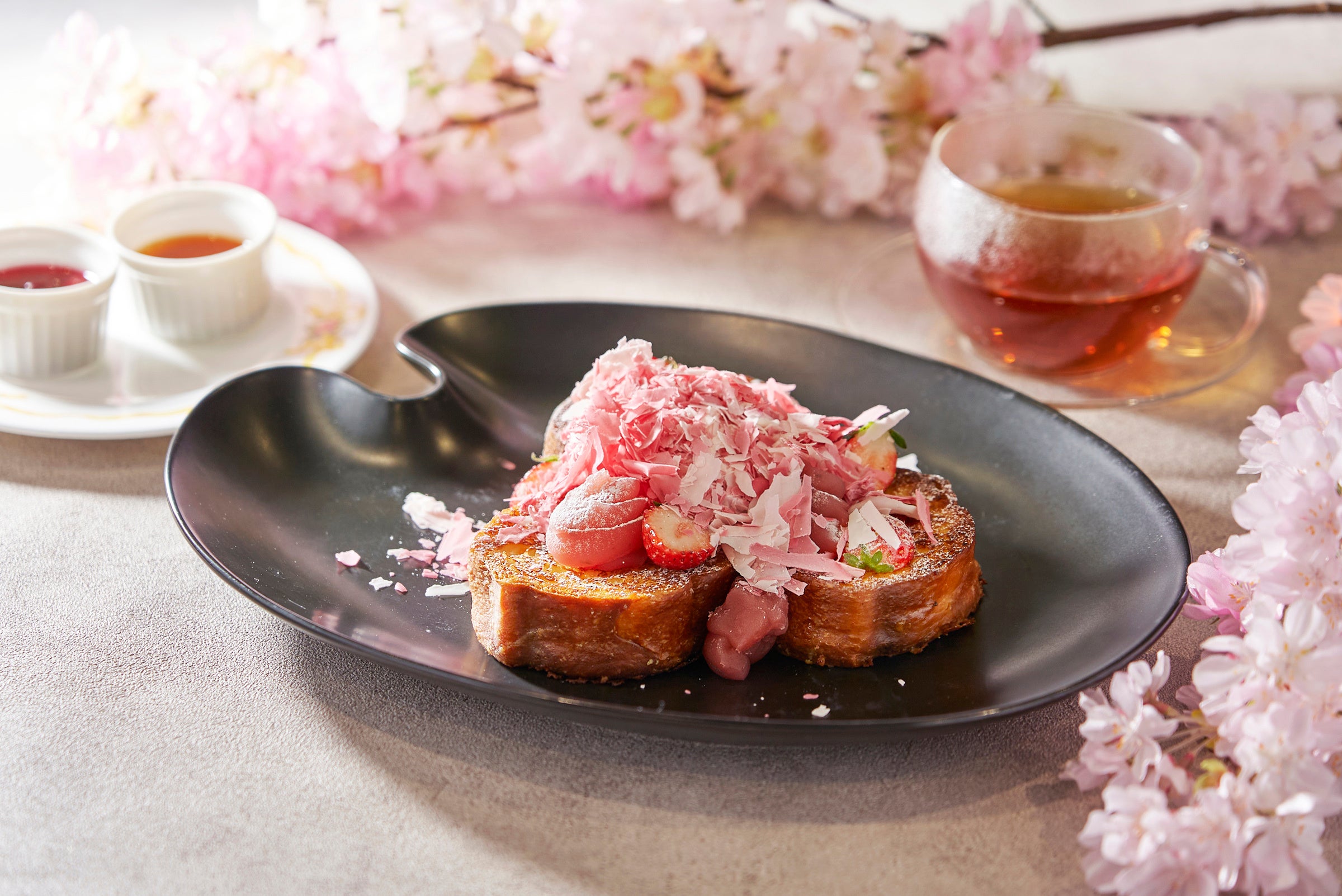 ロビーラウンジ「ザ・ラウンジ」の『桜フレンチトースト』