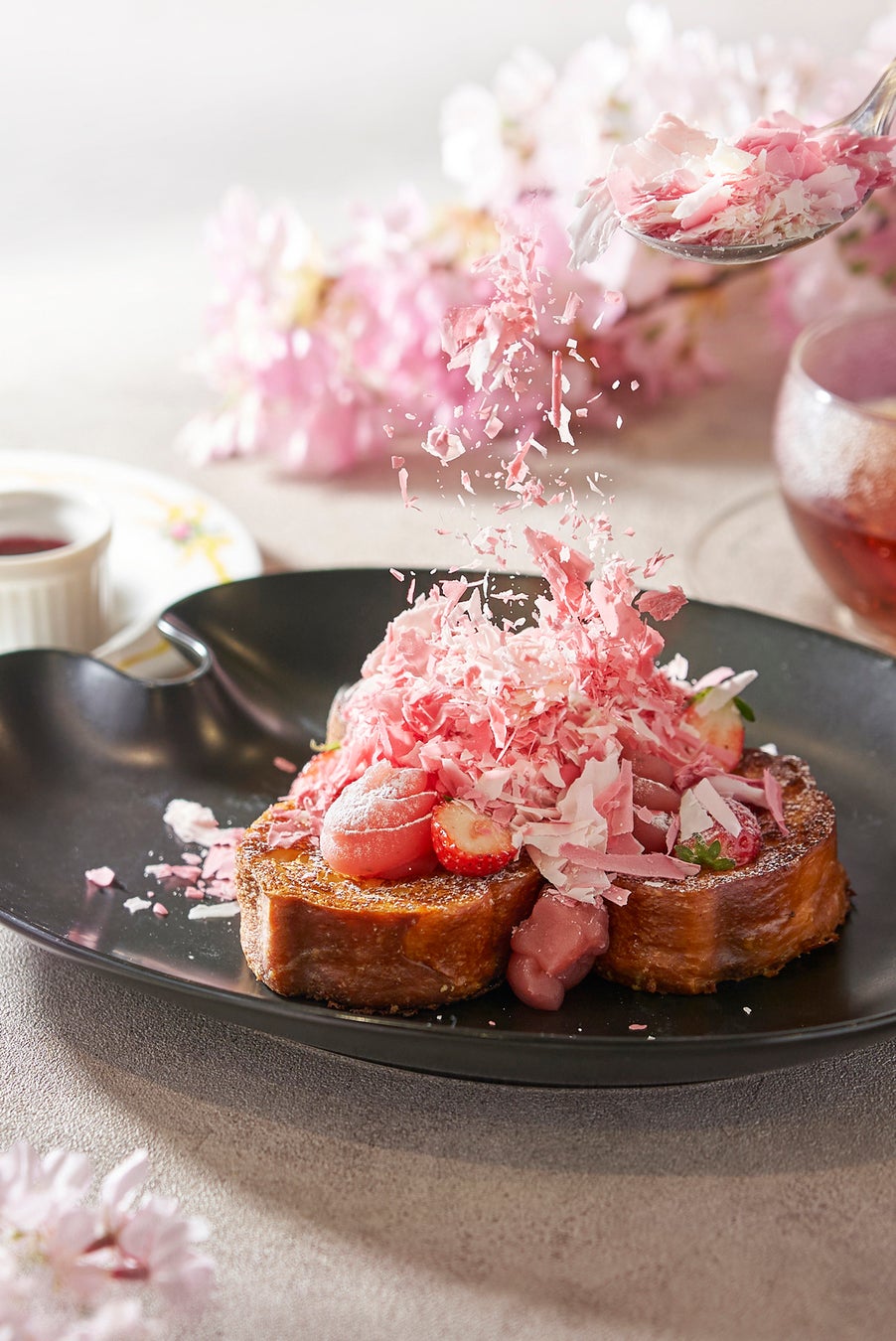 ロビーラウンジ「ザ・ラウンジ」の「桜フレンチトースト」税込み3,000円(サービス料込み)、4月3日〜4月28日
