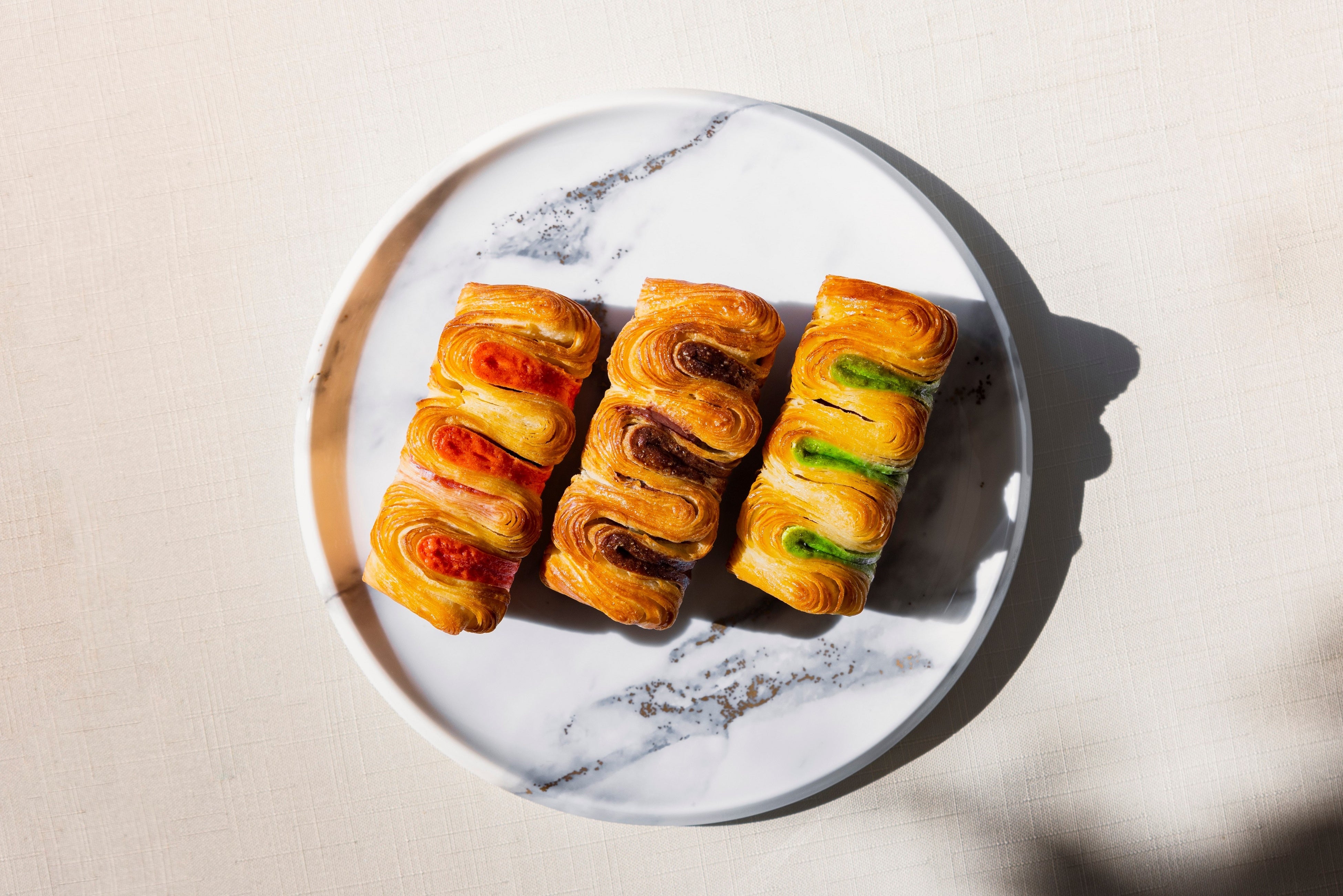 あまおう苺、チョコレート、八女抹茶のクリームが入ったデニッシュ。テイクアウトにもおすすめの一品