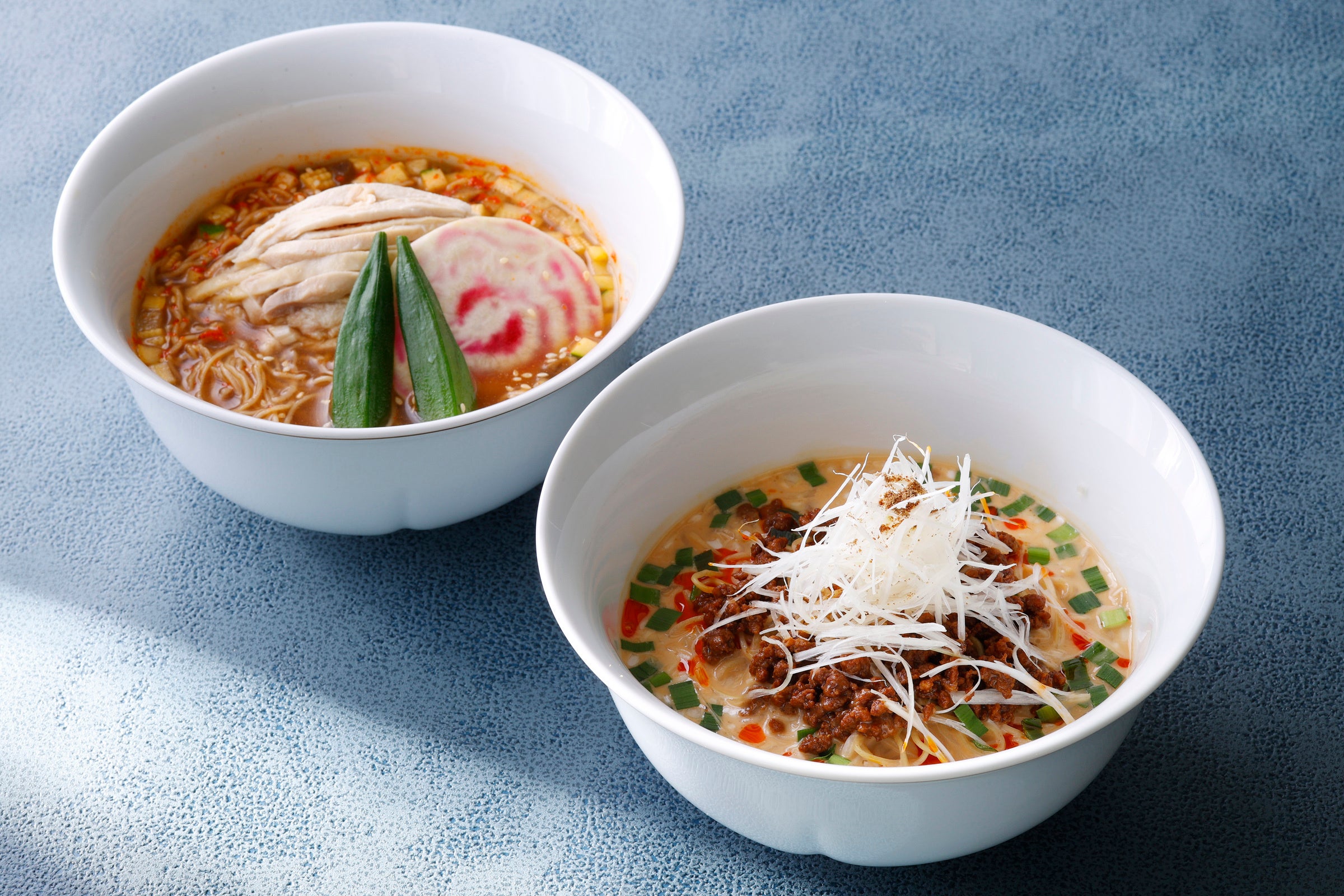 左『蒸し鶏と夏野菜入り冷やしそば』右『龍天門の冷やし担々麵』