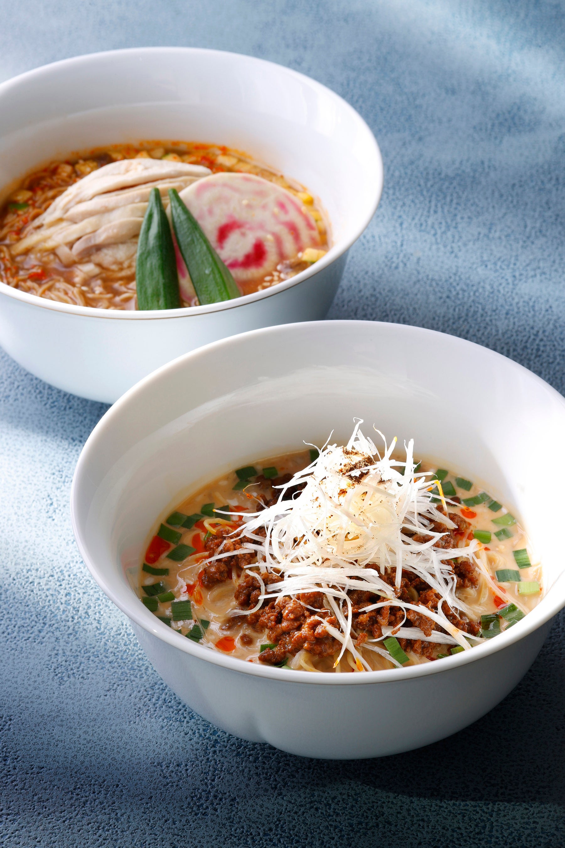 写真上『蒸し鶏と夏野菜入り冷やしそば』写真下『龍天門の冷やし担々麵』